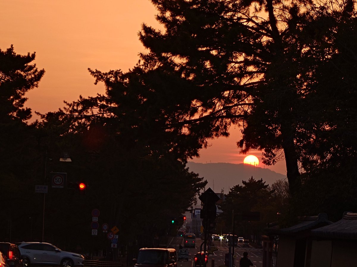 moching1225's tweet photo. 昨日の夕陽があまりにも夕陽やった https://t.co/ZhSzLKDOAr