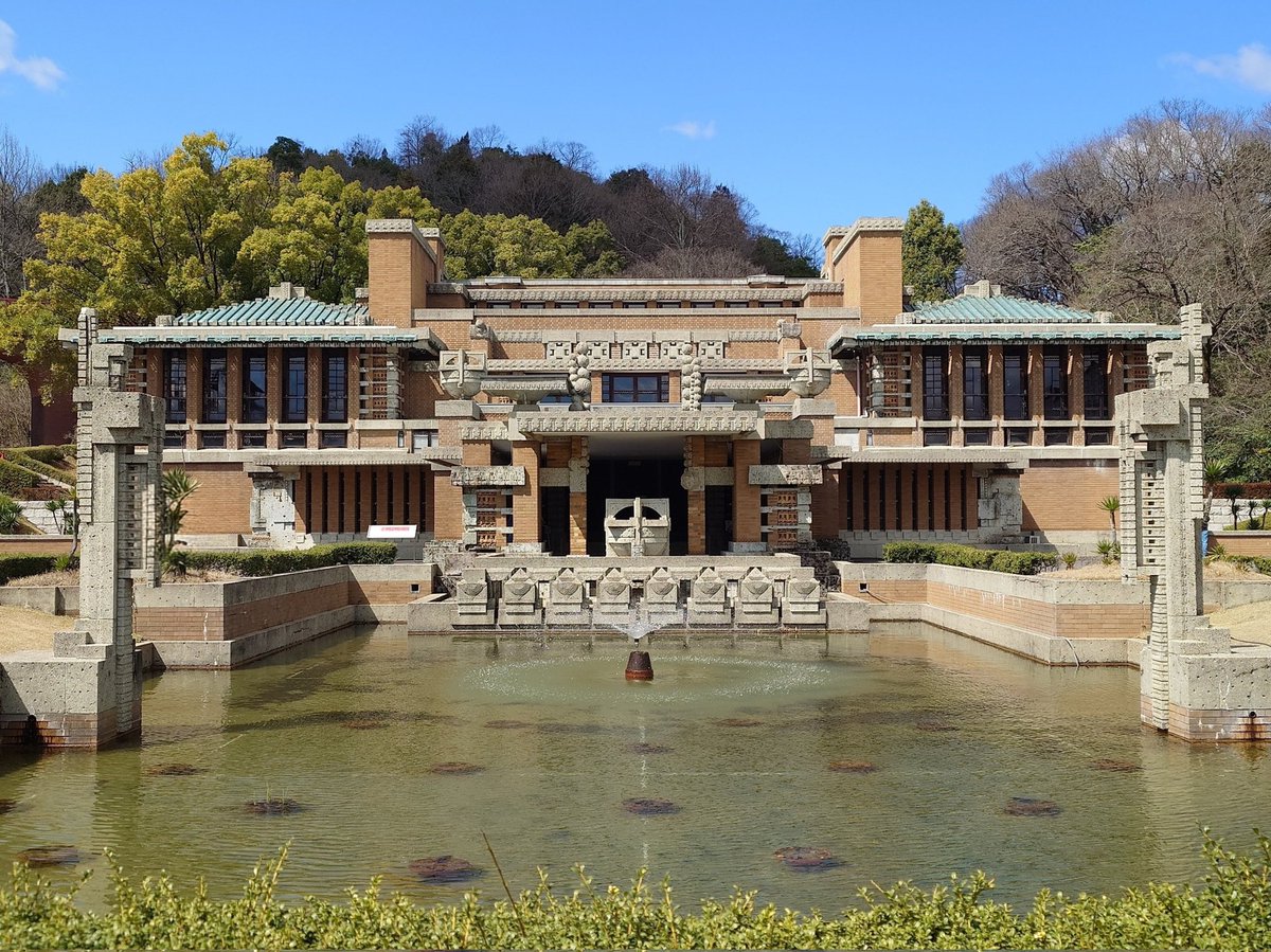 walnuttempura's tweet photo. 春の愛知旅🌸
まずは博物館明治村へ。お目当ては近代建築の巨匠、フランク・ロイド・ライトが手掛けたことで知られる旧帝国ホテル。
幾何学模様が彫られた大谷石やテラコッタ、スクラッチタイル……尋常ではない数のそれらが組み合わさって生まれた空間に圧倒されました。叶うものならば泊まりたい！ https://t.co/iUlisUsAHU