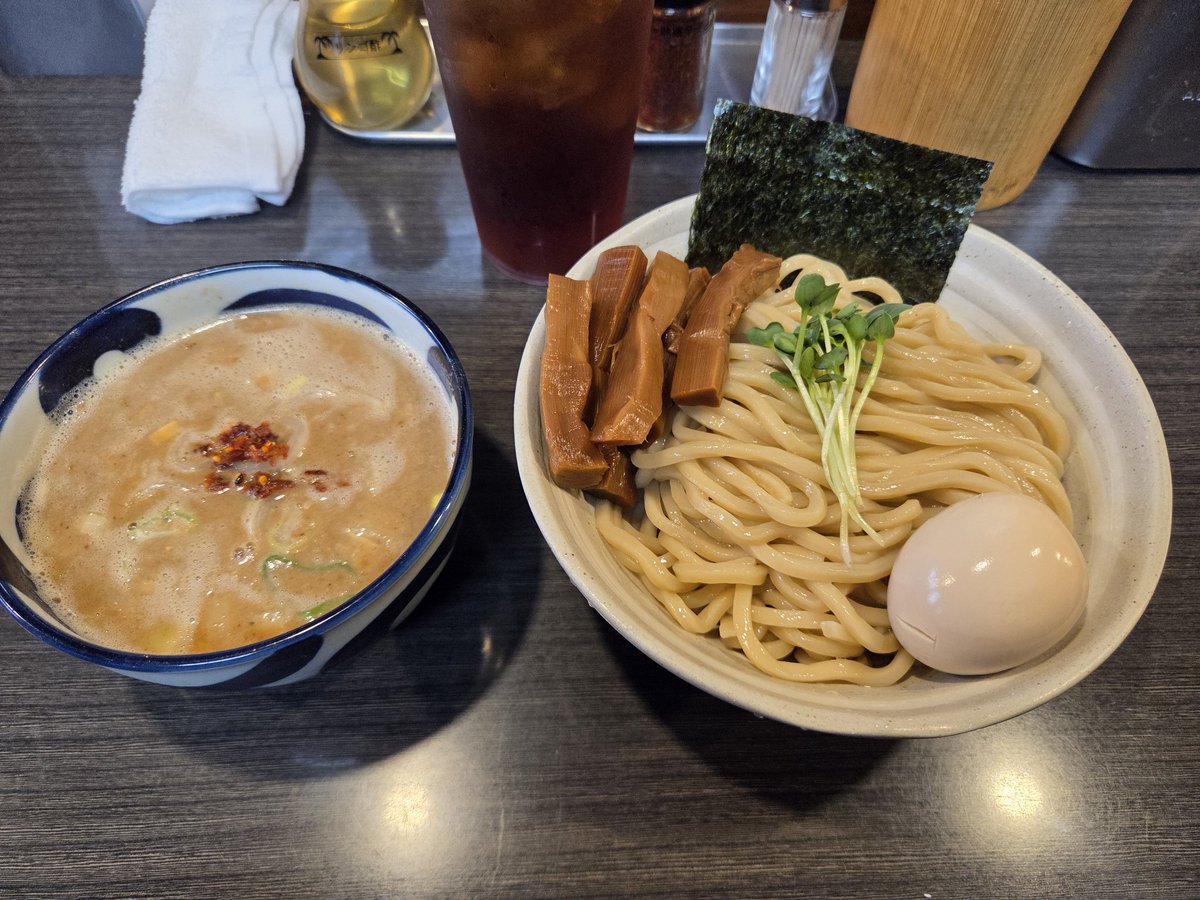 shunpei1986's tweet photo. 限定海老味噌つけ麺、和え玉🍜
久しぶりの海老味噌🦐
奔放さんの海老系は、海老だけではなく奔放さんの味噌つけ麺も味わえる丁度いい海老感🤭
スープ割りしてご飯入れるのもありかも🤗
いつもありがとうございます🙏
#ラーメンつけ麺奔放 https://t.co/y3ACYIBNDP