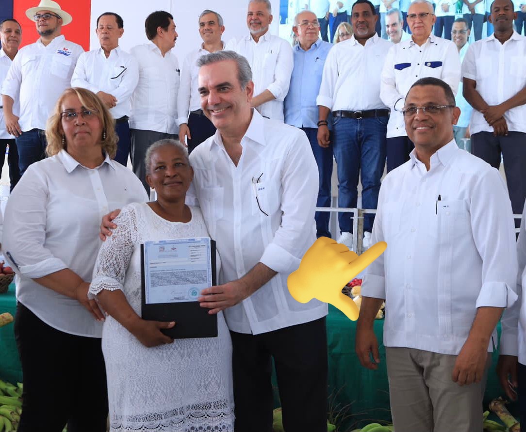 Elinformador_24's tweet photo. Renuncia del PRM!! El dirigente del Partido Revolucionario Moderno (PRM) Merido Torres, secretario de finanzas en Santo Domingo Este, ex director de titulación, anuncia renuncia irrevocable del PRM. Lo dará a conocer en rueda de prensa en el @SoldelaMananaRD el próximo lunes 30. https://t.co/ZiKKvcDeE6