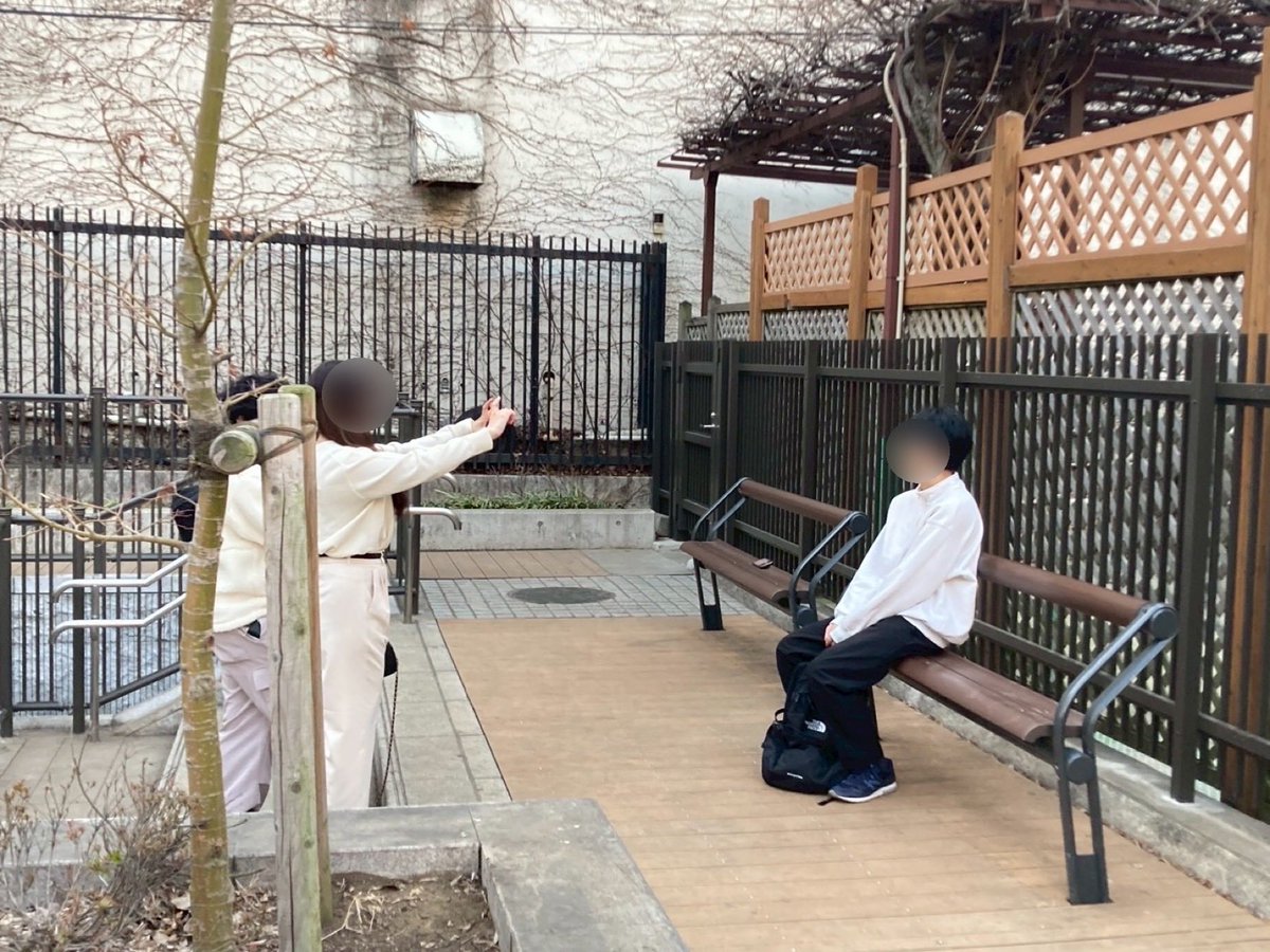 FilmMakingClub's tweet photo. 新歓連続投稿21日目！

本日は今年の春撮影「風に花」のオフショットをお届け📸

1年生や経験者が協力し、撮影を行いました🎬
それぞれ意見を出しあいながら、一つの作品に！

キャッチコピーは「失い、償い、生きる。」特別にPVも公開🎥

 #春から法政 #法政大学 #多摩キャンパス #映画サークル https://t.co/N9ciseGB2n