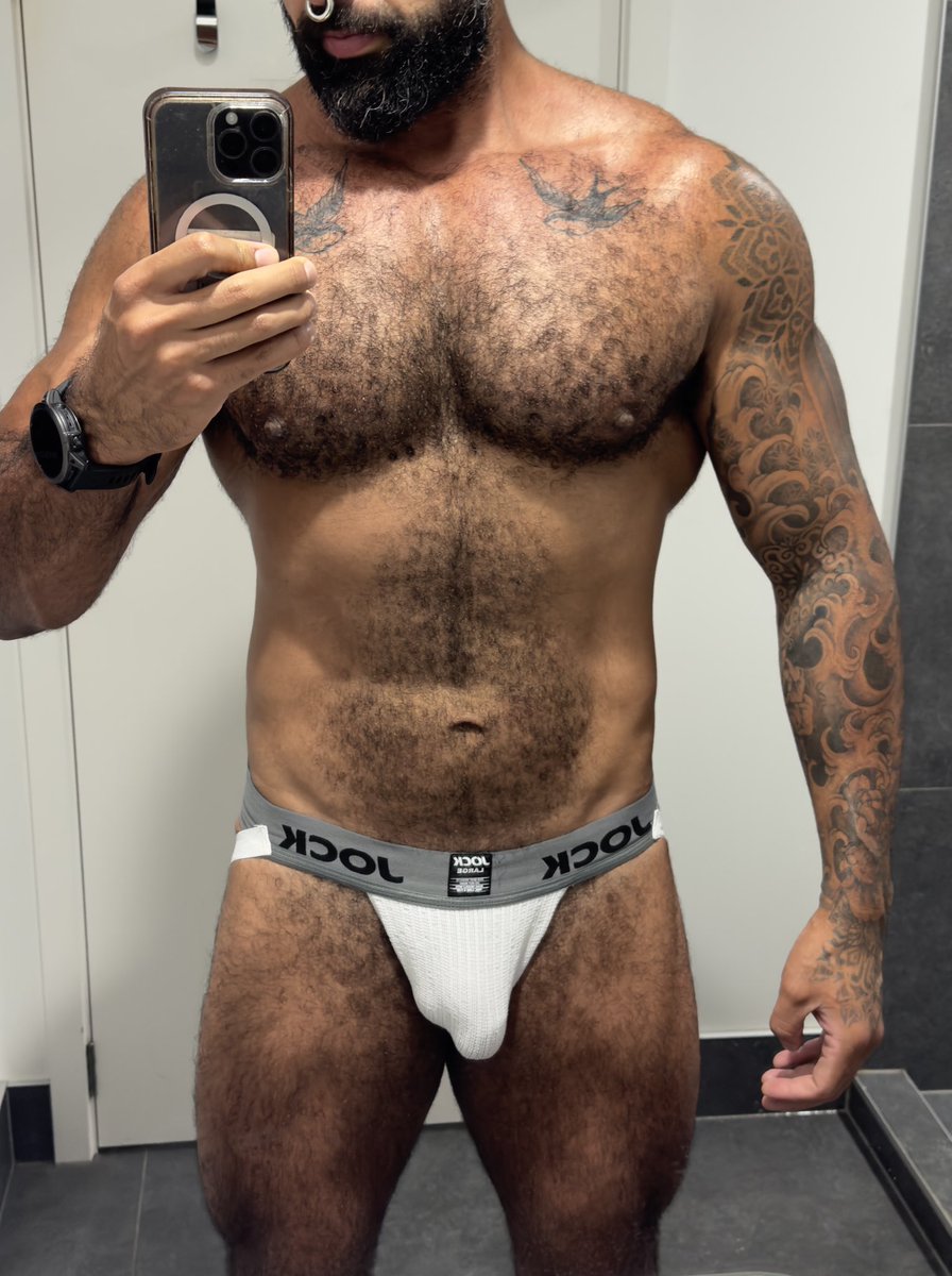 Which side you starting on? 

#gayjock #daddy #jockstrap #muscledaddy #gympic #sweaty