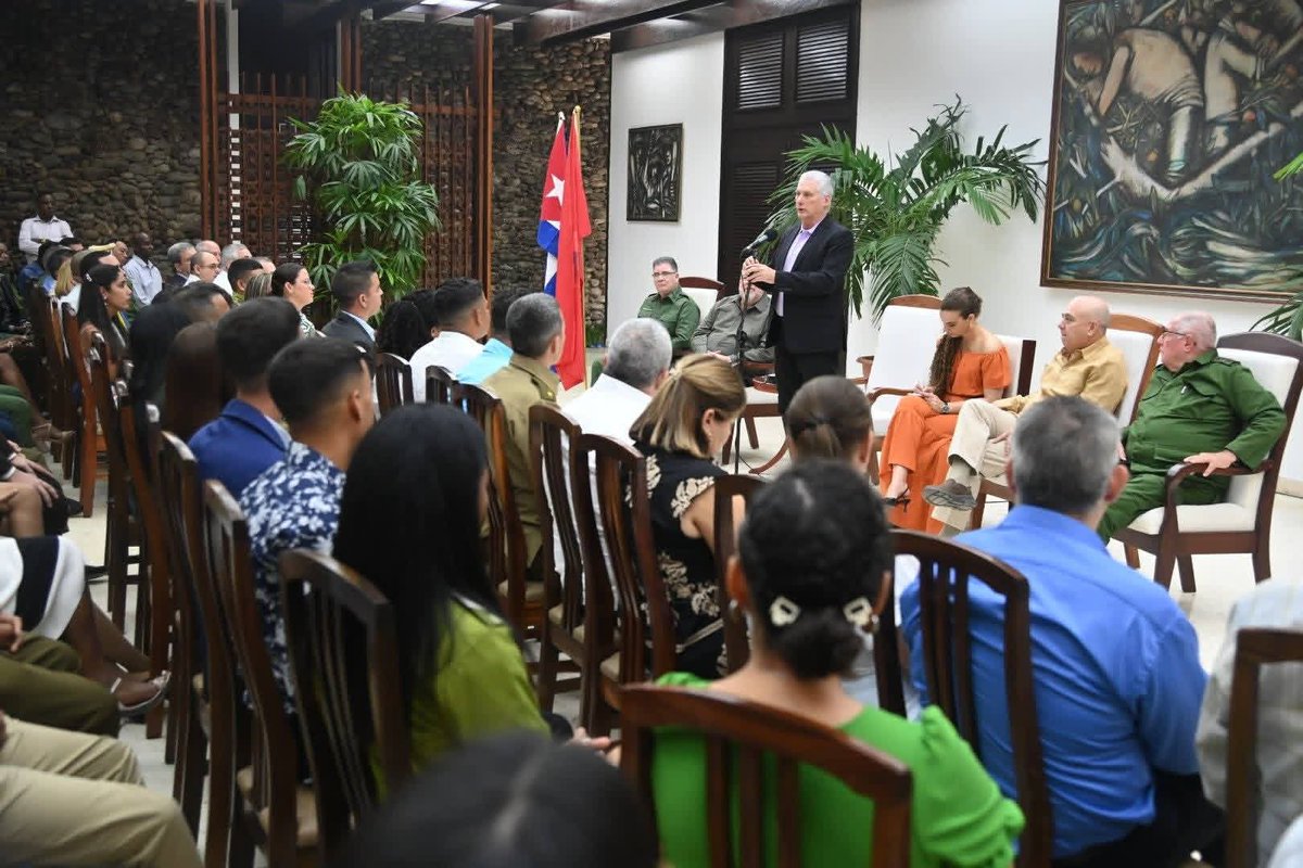 Hoy el presidente Díaz Canel intercambió con jóvenes de diferentes sectores y les planteó un conjunto de retadoras propuestas. Fue un llamado a la participación y la creatividad, y una siembra de motivaciones y compromiso. Nuestros jóvenes no fallarán: juventud es Revolución.
