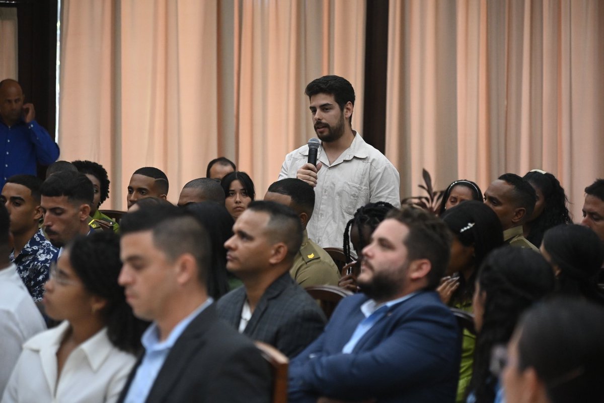 Intercambiamos sobre los desafíos de la juventud cubana en estos tiempos tan duros, sobre lo que hacen, desde cada lugar, para superar los impactos del cerco energético, y sobre su firme compromiso de defender y continuar la obra, #SiempreJoven, de la Revolución.