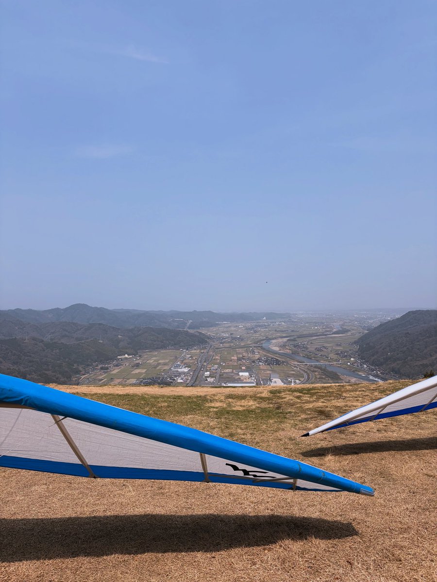 FlydomHang's tweet photo. tottori.uni.flydom お気に入り写真④

僕たちフライダムのホームエリアである霊石山のテイクオフから撮った一枚です！

ここから始めて飛んだ時は怖さもあるけどなによりめちゃくちゃ楽しかった！

#鳥大オンライン新歓
#鳥取大学
#ハンググライダー
#春から鳥大 https://t.co/f5ikE00Grn
