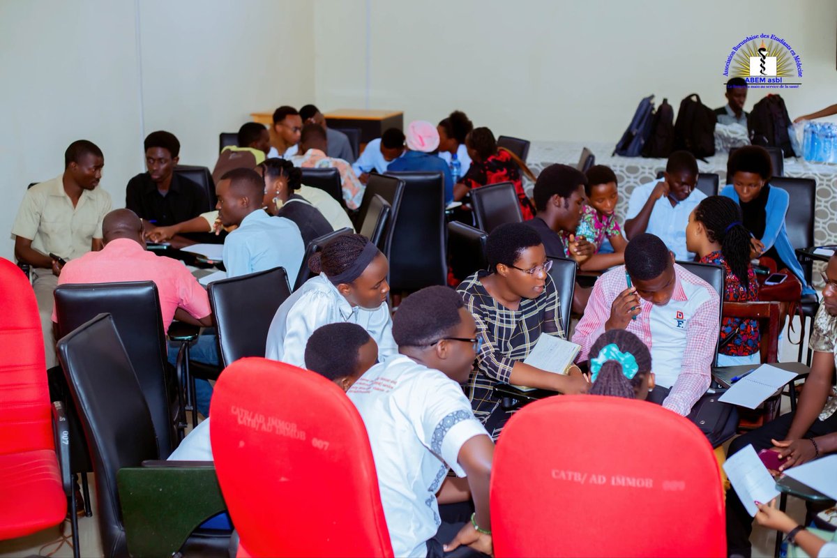 abem_burundi's tweet photo. L'ABEM et Action Damien ont organisé un atelier pour étudiants en santé sur la Journée Mondiale de lutte contre la tuberculose 🌍. Thème : « Oui, on peut mettre fin à la tuberculose ». Présentations sur le dépistage, la sensibilisation et le parcours patient. #EndTB https://t.co/5ZzAre3iCp