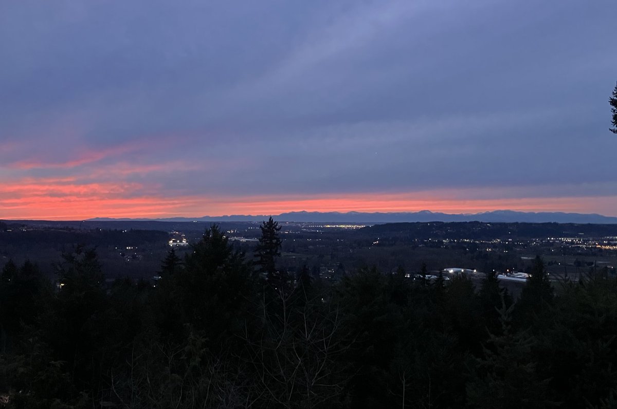 StefFive5's tweet photo. Tonight’s sunset, lighter later, loving it. Have a great weekend everyone! 🌅 https://t.co/ASJNrgCOUv