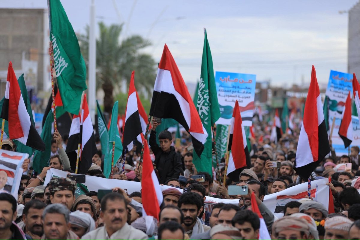 amamshq's tweet photo. وقفة شعبية كبرى في مأرب تندد بالاعتداءات الإيرانية على السعودية والدول العربية مأرب - سبأنت
شهدت محافظة مأرب، اليوم، وقفة شعبية جماهيرية حاشدة، بمشاركة قيادات سياسية وقبلية وممثلين عن منظمات المجتمع المدني، تنديدًا بالاعتداءات الإيرانية المتكررة على المملكة العربية السعودية وعدد من الدول العربية الشقيقة، وذلك بالتزامن مع الذكرى الحادية عشرة لانطلاق عملية "عاصفة الحزم" لتحالف دعم الشرعية بقيادة المملكة العربية السعودية.

وجسّد الحشد الجماهيري في الوقفة موقفًا وطنيًا وعربيًا موحدًا، عبّر من خلاله المشاركون عن تضامنهم الكامل مع المملكة العربية السعودية في مواجهة التهديدات التي تستهدف أمنها واستقرارها..مؤكدين رفضهم القاطع لأي اعتداءات تطال المنشآت المدنية والبنى التحتية ومنشآت الطاقة في الدول العربية.

ورفع المشاركون لافتات وشعارات تعبّر عن وحدة الصف العربي ورفض التدخلات الإيرانية في شؤون المنطقة..محمّلين النظام الإيراني مسؤولية استمرار زعزعة الأمن والاستقرار، وتصعيد التوترات الإقليمية عبر أذرعه المسلحة، وفي مقدمتها ميليشيات الحوثي الإرهابية.

وفي البيان الختامي للوقفة، الذي حصلت وكالة الأنباء اليمنية (سبأ) على نسخة منه، أدان المشاركون بأشد العبارات العدوان الإيراني السافر على المملكة العربية السعودية والدول العربية، ومملكة البحرين ودولة قطر، ودولة الكويت، وسلطنة عمان، ودولة الامارات العربية المتحدة، والمملكة الاردنية الهاشمية.. مؤكدين أن هذه الدول ليست طرفًا في الصراعات الجارية، بل بذلت جهودًا كبيرة في الوساطة لاحتواء التوترات ومن�� اتساع رقعة الحرب.

واستنكر البيان الاستهداف المتكرر للأعيان المدنية والمنشآت الحيوية..معتبرًا ذلك انتهاكًا صارخًا للقوانين الدولية والأعراف الإنسانية، ومخالفة صريحة للقيم الإسلامية ومبادئ حسن الجوار.

وشدد البيان، على أن هذه الاعتداءات تأتي في سياق مخططات تستهدف زعزعة استقرار المنطقة.. مؤكدًا أن ما وصفه بـ"التلاقي بين المشروعين الإيراني والصهيوني" يكشف طبيعة التحديات التي تواجهها الأمة العربية، ويفرض ضرورة توحيد المواقف لمواجهتها.

وأعلن المشاركون تضامنهم الكامل مع المملكة العربية السعودية قيادةً وشعبًا، ومع الدول العربية الشقيقة المتضررة..مثمنين مواقف المملكة بقيادة خادم الحرمين الشريفين الملك سلمان بن عبدالعزيز، وولي عهده الأمير محمد بن سلمان، في دعم الشعب اليمني سياسيًا واقتصاديًا وإنسانيًا وتنمويًا، وحرصها المستمر على تحقيق السلام والاستقرار في اليمن والمنطقة.

كما أشاد البيان بما وصفه بالحكمة والمسؤولية التي تتعامل بها المملكة والدول العربية مع هذه الاعتداءات، بما يسهم في تفويت الفرصة على محاولات توسيع دائرة الصراع، والحفاظ على أمن واستقرار المنطقة.

ودعا المشاركون إلى موقف عربي موحد وحازم يضع حدًا للتدخلات والسياسات العدوانية، ويؤسس لمرحلة جديدة تقوم على الأمن المشترك، واحترام السيادة الوطنية، وتحقيق الاستقرار المستدام، وصون مصالح الشعوب العربية.

وأكد البيان أن المرحلة الراهنة تتطلب تعزيز التنسيق والعمل العربي المشترك لمواجهة التحديات، وحماية الأمن القومي العربي من أي تهديدات خارجية.

وأشار إلى أن "عاصفة الحزم" مثلت محطة فارقة في مسار العمل العربي المشترك، ونموذجًا للتضامن في دعم الشرعية اليمنية، والتصدي للمشرو�� الإيراني التوسعي عبر ميليشيات الحوثي الارهابية المدعومة من النظام الايراني..لافتاً إلى أن محافظة مأرب شكّلت، على مدى السنوات الماضية، إحدى أبرز ركائز الصمود الوطني.  https://t.co/qTVtJrKqXT   https://t.co/4Gi3zCJWwS