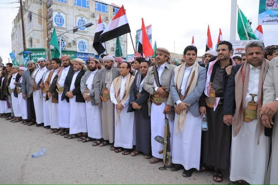 amamshq's tweet photo. وقفة شعبية كبرى في مأرب تندد بالاعتداءات الإيرانية على السعودية والدول العربية مأرب - سبأنت
شهدت محافظة مأرب، اليوم، وقفة شعبية جماهيرية حاشدة، بمشاركة قيادات سياسية وقبلية وممثلين عن منظمات المجتمع المدني، تنديدًا بالاعتداءات الإيرانية المتكررة على المملكة العربية السعودية وعدد من الدول العربية الشقيقة، وذلك بالتزامن مع الذكرى الحادية عشرة لانطلاق عملية "عاصفة الحزم" لتحالف دعم الشرعية بقيادة المملكة العربية السعودية.

وجسّد الحشد الجماهيري في الوقفة موقفًا وطنيًا وعربيًا موحدًا، عبّر من خلاله المشاركون عن تضامنهم الكامل مع المملكة العربية السعودية في مواجهة التهديدات التي تستهدف أمنها واستقرارها..مؤكدين رفضهم القاطع لأي اعتداءات تطال المنشآت المدنية والبنى التحتية ومنشآت الطاقة في الدول العربية.

ورفع المشاركون لافتات وشعارات تعبّر عن وحدة الصف العربي ورفض التدخلات الإيرانية في شؤون المنطقة..محمّلين النظام الإيراني مسؤولية استمرار زعزعة الأمن والاستقرار، وتصعيد التوترات الإقليمية عبر أذرعه المسلحة، وفي مقدمتها ميليشيات الحوثي الإرهابية.

وفي البيان الختامي للوقفة، الذي حصلت وكالة الأنباء اليمنية (سبأ) على نسخة منه، أدان المشاركون بأشد العبارات العدوان الإيراني السافر على المملكة العربية السعودية والدول العربية، ومملكة البحرين ودولة قطر، ودولة الكويت، وسلطنة عمان، ودولة الامارات العربية المتحدة، والمملكة الاردنية الهاشمية.. مؤكدين أن هذه الدول ليست طرفًا في الصراعات الجارية، بل بذلت جهودًا كبيرة في الوساطة لاحتواء التوترات ومن�� اتساع رقعة الحرب.

واستنكر البيان الاستهداف المتكرر للأعيان المدنية والمنشآت الحيوية..معتبرًا ذلك انتهاكًا صارخًا للقوانين الدولية والأعراف الإنسانية، ومخالفة صريحة للقيم الإسلامية ومبادئ حسن الجوار.

وشدد البيان، على أن هذه الاعتداءات تأتي في سياق مخططات تستهدف زعزعة استقرار المنطقة.. مؤكدًا أن ما وصفه بـ"التلاقي بين المشروعين الإيراني والصهيوني" يكشف طبيعة التحديات التي تواجهها الأمة العربية، ويفرض ضرورة توحيد المواقف لمواجهتها.

وأعلن المشاركون تضامنهم الكامل مع المملكة العربية السعودية قيادةً وشعبًا، ومع الدول العربية الشقيقة المتضررة..مثمنين مواقف المملكة بقيادة خادم الحرمين الشريفين الملك سلمان بن عبدالعزيز، وولي عهده الأمير محمد بن سلمان، في دعم الشعب اليمني سياسيًا واقتصاديًا وإنسانيًا وتنمويًا، وحرصها المستمر على تحقيق السلام والاستقرار في اليمن والمنطقة.

كما أشاد البيان بما وصفه بالحكمة والمسؤولية التي تتعامل بها المملكة والدول العربية مع هذه الاعتداءات، بما يسهم في تفويت الفرصة على محاولات توسيع دائرة الصراع، والحفاظ على أمن واستقرار المنطقة.

ودعا المشاركون إلى موقف عربي موحد وحازم يضع حدًا للتدخلات والسياسات العدوانية، ويؤسس لمرحلة جديدة تقوم على الأمن المشترك، واحترام السيادة الوطنية، وتحقيق الاستقرار المستدام، وصون مصالح الشعوب العربية.

وأكد البيان أن المرحلة الراهنة تتطلب تعزيز التنسيق والعمل العربي المشترك لمواجهة التحديات، وحماية الأمن القومي العربي من أي تهديدات خارجية.

وأشار إلى أن "عاصفة الحزم" مثلت محطة فارقة في مسار العمل العربي المشترك، ونموذجًا للتضامن في دعم الشرعية اليمنية، والتصدي للمشرو�� الإيراني التوسعي عبر ميليشيات الحوثي الارهابية المدعومة من النظام الايراني..لافتاً إلى أن محافظة مأرب شكّلت، على مدى السنوات الماضية، إحدى أبرز ركائز الصمود الوطني.  https://t.co/qTVtJrKqXT   https://t.co/4Gi3zCJWwS