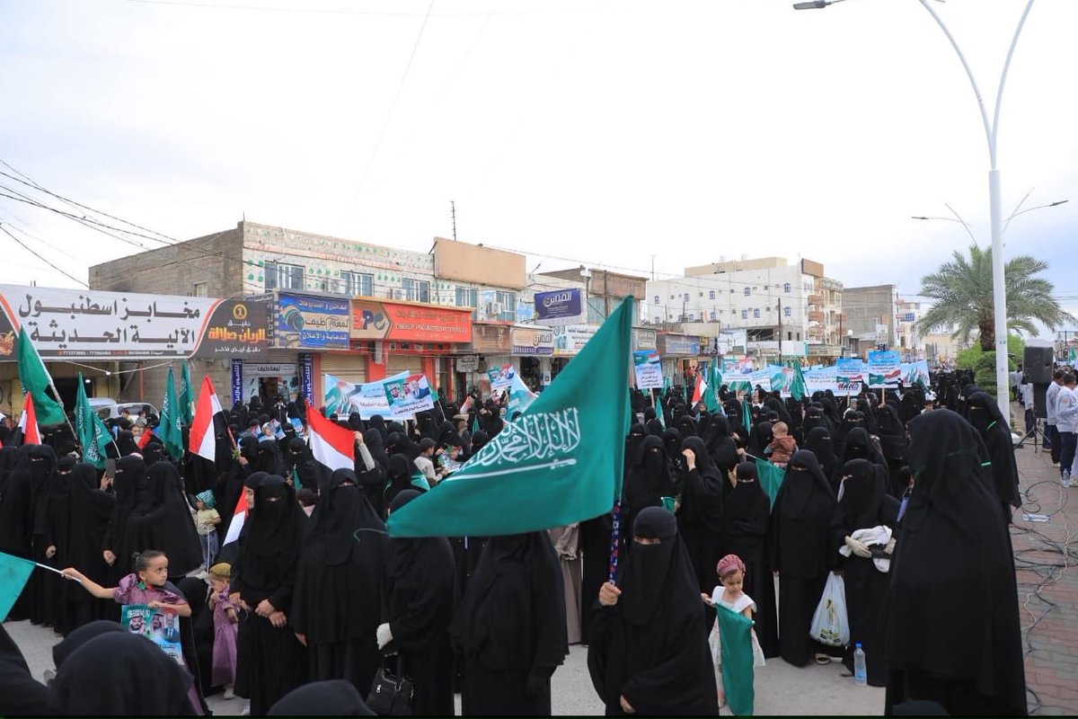 amamshq's tweet photo. وقفة شعبية كبرى في مأرب تندد بالاعتداءات الإيرانية على السعودية والدول العربية مأرب - سبأنت
شهدت محافظة مأرب، اليوم، وقفة شعبية جماهيرية حاشدة، بمشاركة قيادات سياسية وقبلية وممثلين عن منظمات المجتمع المدني، تنديدًا بالاعتداءات الإيرانية المتكررة على المملكة العربية السعودية وعدد من الدول العربية الشقيقة، وذلك بالتزامن مع الذكرى الحادية عشرة لانطلاق عملية "عاصفة الحزم" لتحالف دعم الشرعية بقيادة المملكة العربية السعودية.

وجسّد الحشد الجماهيري في الوقفة موقفًا وطنيًا وعربيًا موحدًا، عبّر من خلاله المشاركون عن تضامنهم الكامل مع المملكة العربية السعودية في مواجهة التهديدات التي تستهدف أمنها واستقرارها..مؤكدين رفضهم القاطع لأي اعتداءات تطال المنشآت المدنية والبنى التحتية ومنشآت الطاقة في الدول العربية.

ورفع المشاركون لافتات وشعارات تعبّر عن وحدة الصف العربي ورفض التدخلات الإيرانية في شؤون المنطقة..محمّلين النظام الإيراني مسؤولية استمرار زعزعة الأمن والاستقرار، وتصعيد التوترات الإقليمية عبر أذرعه المسلحة، وفي مقدمتها ميليشيات الحوثي الإرهابية.

وفي البيان الختامي للوقفة، الذي حصلت وكالة الأنباء اليمنية (سبأ) على نسخة منه، أدان المشاركون بأشد العبارات العدوان الإيراني السافر على المملكة العربية السعودية والدول العربية، ومملكة البحرين ودولة قطر، ودولة الكويت، وسلطنة عمان، ودولة الامارات العربية المتحدة، والمملكة الاردنية الهاشمية.. مؤكدين أن هذه الدول ليست طرفًا في الصراعات الجارية، بل بذلت جهودًا كبيرة في الوساطة لاحتواء التوترات ومن�� اتساع رقعة الحرب.

واستنكر البيان الاستهداف المتكرر للأعيان المدنية والمنشآت الحيوية..معتبرًا ذلك انتهاكًا صارخًا للقوانين الدولية والأعراف الإنسانية، ومخالفة صريحة للقيم الإسلامية ومبادئ حسن الجوار.

وشدد البيان، على أن هذه الاعتداءات تأتي في سياق مخططات تستهدف زعزعة استقرار المنطقة.. مؤكدًا أن ما وصفه بـ"التلاقي بين المشروعين الإيراني والصهيوني" يكشف طبيعة التحديات التي تواجهها الأمة العربية، ويفرض ضرورة توحيد المواقف لمواجهتها.

وأعلن المشاركون تضامنهم الكامل مع المملكة العربية السعودية قيادةً وشعبًا، ومع الدول العربية الشقيقة المتضررة..مثمنين مواقف المملكة بقيادة خادم الحرمين الشريفين الملك سلمان بن عبدالعزيز، وولي عهده الأمير محمد بن سلمان، في دعم الشعب اليمني سياسيًا واقتصاديًا وإنسانيًا وتنمويًا، وحرصها المستمر على تحقيق السلام والاستقرار في اليمن والمنطقة.

كما أشاد البيان بما وصفه بالحكمة والمسؤولية التي تتعامل بها المملكة والدول العربية مع هذه الاعتداءات، بما يسهم في تفويت الفرصة على محاولات توسيع دائرة الصراع، والحفاظ على أمن واستقرار المنطقة.

ودعا المشاركون إلى موقف عربي موحد وحازم يضع حدًا للتدخلات والسياسات العدوانية، ويؤسس لمرحلة جديدة تقوم على الأمن المشترك، واحترام السيادة الوطنية، وتحقيق الاستقرار المستدام، وصون مصالح الشعوب العربية.

وأكد البيان أن المرحلة الراهنة تتطلب تعزيز التنسيق والعمل العربي المشترك لمواجهة التحديات، وحماية الأمن القومي العربي من أي تهديدات خارجية.

وأشار إلى أن "عاصفة الحزم" مثلت محطة فارقة في مسار العمل العربي المشترك، ونموذجًا للتضامن في دعم الشرعية اليمنية، والتصدي للمشرو�� الإيراني التوسعي عبر ميليشيات الحوثي الارهابية المدعومة من النظام الايراني..لافتاً إلى أن محافظة مأرب شكّلت، على مدى السنوات الماضية، إحدى أبرز ركائز الصمود الوطني.  https://t.co/qTVtJrKqXT   https://t.co/4Gi3zCJWwS