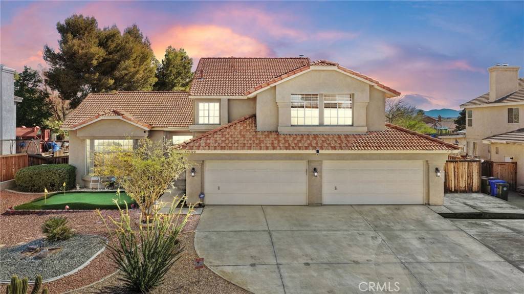 socalbrokerlisa's tweet image. Just listed! 5-bed, 3-bath home in Sterling Valley Ranch, Apple Valley 🏡✨ Paid-off solar, huge backyard, and awesome outdoor features! Don’t miss out—tour today: lisadorsey.1stclassmavericks.com/d8re3hgl #AppleValley #RealEstate #SolarHome