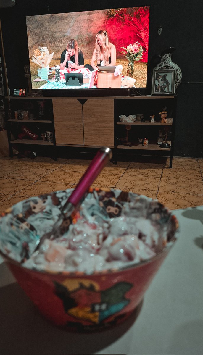 Jeka__J's tweet photo. Cenando viendo a las mejores 🥰 @samyriveratv @arigameplays #seteveelhuevo https://t.co/aFooyS84gR