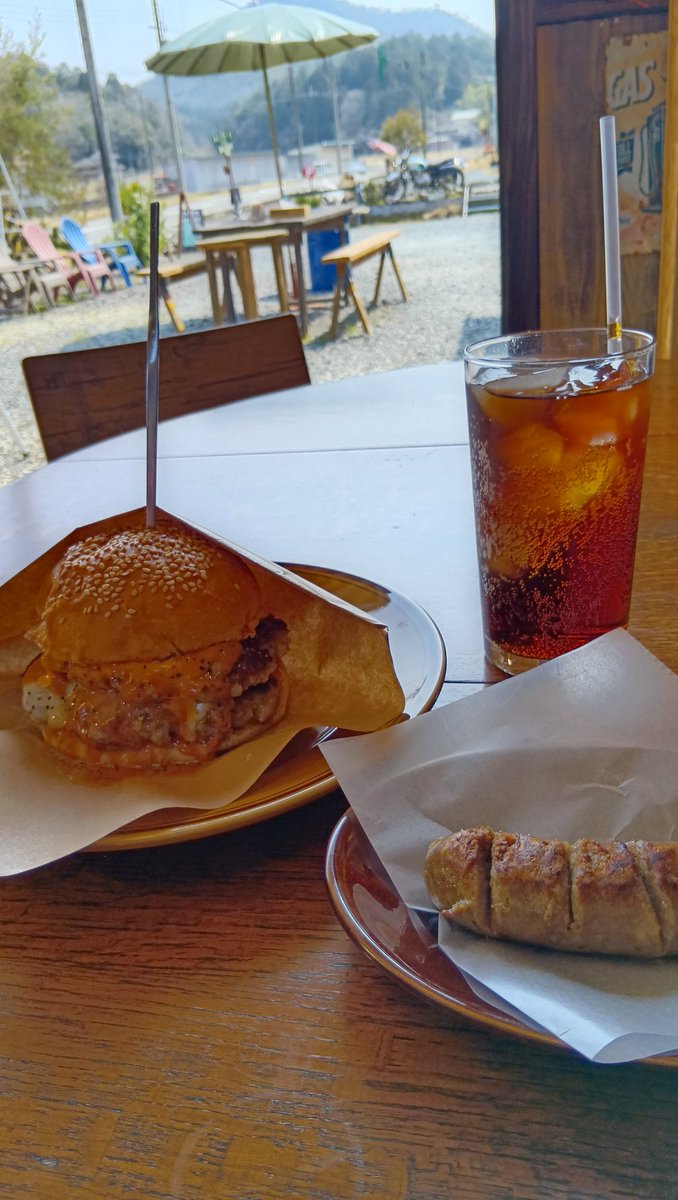 yukichi9727's tweet photo. 京丹後にある #RELOAD 
ダブチーズハンバーガーとソーセージを (*ﾟ～ﾟ*)ﾓｸﾞ ﾓｸﾞ
バンズもパティも大きく腹パンパンに https://t.co/2LQ4cH41jq