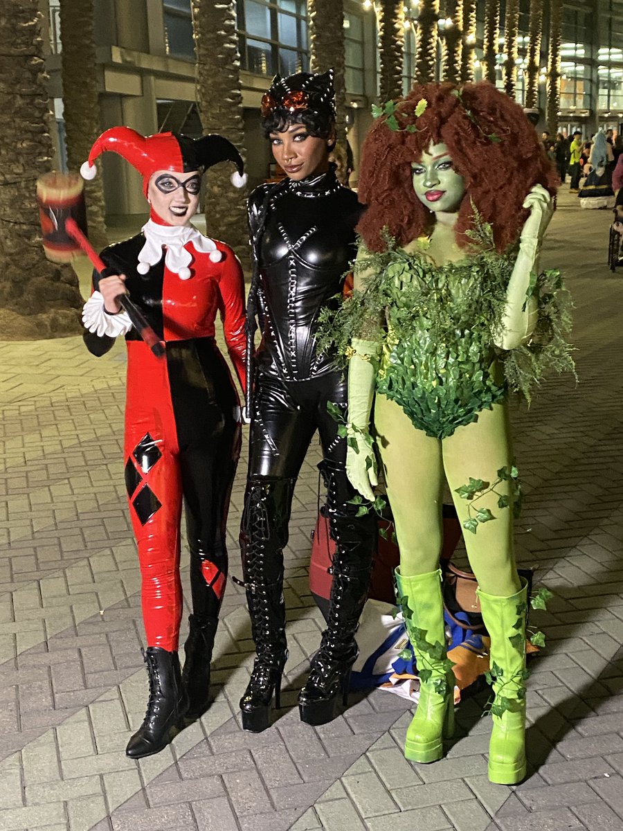 cosmicbooknews's tweet photo. #WonderCon #LobbyCon #cosplay https://t.co/l1u7MNMhh9