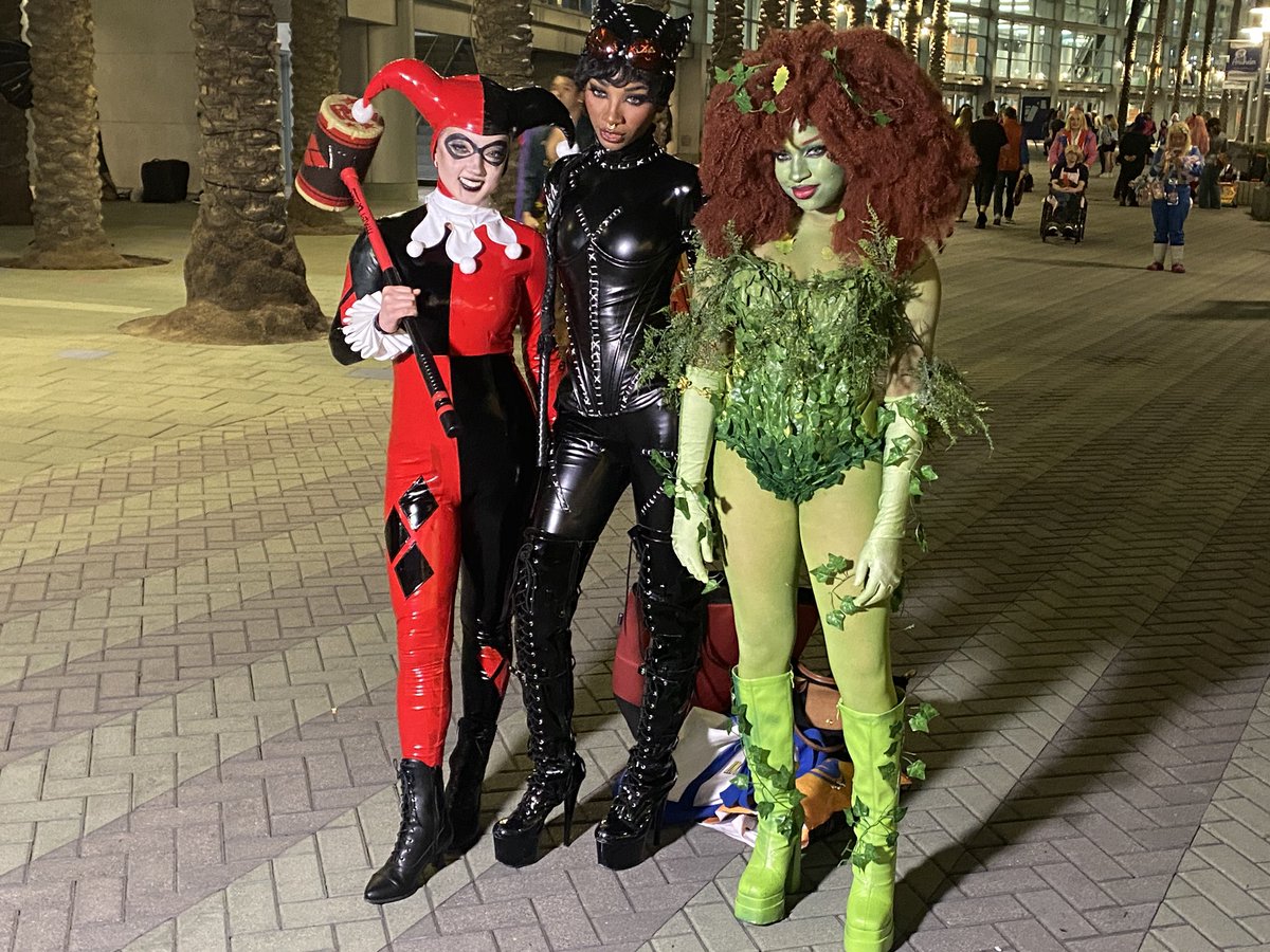 cosmicbooknews's tweet photo. #WonderCon #LobbyCon #cosplay https://t.co/l1u7MNMhh9