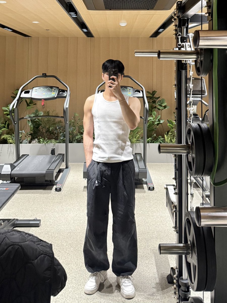 Iysanderst's tweet photo. Another day of being the first one hitting the gym. The cleaning guy hates to see me coming in. https://t.co/lw2FGPbLah