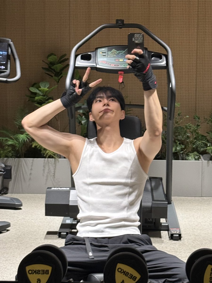 Iysanderst's tweet photo. Another day of being the first one hitting the gym. The cleaning guy hates to see me coming in. https://t.co/lw2FGPbLah