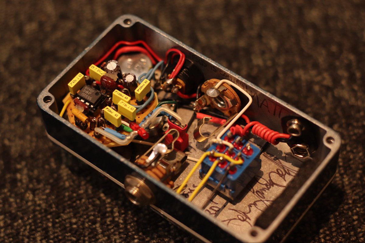 shu_ot's tweet photo. ヴィンテージRATの骨格を、究極の解像度へと昇華したジョン・ランドグラフの名作「Distortion Box」シリアル#27（2009年製）のUSED品。八戸店とデジマートにて110,000円税込にて販売中で御座います💁‍♂️

衝撃的なサウンドでした‼️ご興味がある方は是非試奏にいらして下さいませ。

お知らせ
当店では『楽器や機材の買取り』『楽器の委託販売の依頼』を常時受付中で御座います。

『思い入れのある楽器達を大切に扱って欲しい』『出来るだけ高額で販売したい』そんな方は是非当店へご相談頂けますと幸いです。

また『壊れている弦楽器』『経年でサビや埃を被っている楽器』も遠慮無くそのままお持ち下さいませ。

この機材について
『Dynamic OverDrive』 の生産数と比べて『Distortion Box』 はジョン•ランドグラフ氏のご存命期間を通じても数百台程度しか世に出なかった希少なモデルといえます。シリアル#27という番号はモデル発表直後の最も純度の高い設計思想を体現した一台とも言えます。

この期の個体の裏蓋には、ジョン・ランドグラフ氏と製作を支えた妻ローズ氏による連名サインが直筆で入っております。

本機はディストーションですが シングルコイル/P90/ハムバッカーを問わず幅広いジャンルの音楽でプロアーティストに愛用されています。

Distortion Boxは『ヴィンテージRAT』の基本回路をベースに構築されています。

本来RATの回路はオペアンプには『LM308N』が採用されています。

このICのスルーレート（信号の立ち上がり速度）は 0.3V/μs（マイクロセック） 程度です。これは反応が遅いと良い意味で評価されています。

入力されたギター信号の急激な変化（アタック）に回路が追いつかず、高域が自然に削られ、音が「潰れる」ような独特のコンプレッション感と粘りを生みます。これがヴィンテージRAT特有の「図太く、少し濁った」サウンドの核となっております。

それに対してジョン•ランドグラフ氏はあえて真逆の特性を持つハイファイ・オーディオ向きなオペアンプ「JRC 5532」を採用しました。

JRC 5532のスルーレートは 9V/μs 程度あります。比較するとLM308Nに比べて、単純計算で約30倍ものスピードで信号を処理します。そしてこのオペアンプの特性を活かす各パーツ定数に再設計されています。

信号の立ち上がりが非常に速いため、ピッキングの瞬間のアタックを逃さず、深く歪ませても音が塊にならずに綺麗に分離。また各帯域の音痩せを最小限に抑えアンサンブルの中で存在感があるサウンドになります。

センターはRAT同様に『フィルター』となっておりますが、高速IC下では扱い方が全く異なります。また不自然に音が削られるようなフィルター感は皆無です。

LOW GAIN時は右側にMAXに回し切ります。※アンプのレゾナンスは0がオススメ。レゾナンスが無いアンプは若干BASSを下げます。

LOW GAIN時は原音とほぼ同じサウンドになります。GAINを上げると共に通常は音がこもりますが高速IC下では逆です。GAIN UPと共に奇数倍音が強調されどんどん高域が強調されますのでお好みでフィルターを左に回し高域を調整します。

3モード・クリッピング（シリコン/ノンクリップ/LED）を搭載、切り替えが可能です。

シリコン•モード
本家と同じシリコン•ダイオード対称クリッピングです。歪みの目が細かく1番柔らかく感じるモードです。

LEDモード
Marshall ガバナーやブルースブレーカー、またTurbo RAT同様に内部に搭載されたLEDの程良いヘッドルームの広さを活かした心地良いバイト感となっています。

ノン•クリッピング•モード
クリッピング素子を通さないため、回路が許容できる音の幅（ヘッドルーム）が最大になりピッキングの強弱が100%音に反映されます。高速ICが最も活かされるモードとも言えます。

またゲインのポットは10段階のクリック式になっているのも本機の特徴です。

オーバードライブ＝余り歪まない
ディストーション＝良く歪む
という区別をしているユーザーも多いと聞きます。ジョン・ランドグラフ氏はディストーション回路独自の『奇数倍音特性』を最大限に活かせる設計を行いローゲインからハイゲインまで幅広い音作りが可能です。

自然なクランチサウンドからエッジの効いたパッキングサウンド、そしてメローなソロサウンドまで自由自在です。

動作確認をマンガン電池とDCで確認致しました。全て問題なく動作しています。ハンドメイドならではの塗装面の若干のムラや使用感、また塗装のチップが数カ所あります。大きなダメージはありません。ゴム足が1部欠損していたので他のゴム足で代用、使用上問題はありません。※写真参照

本体と化粧箱、各ステッカー類が付属致します。