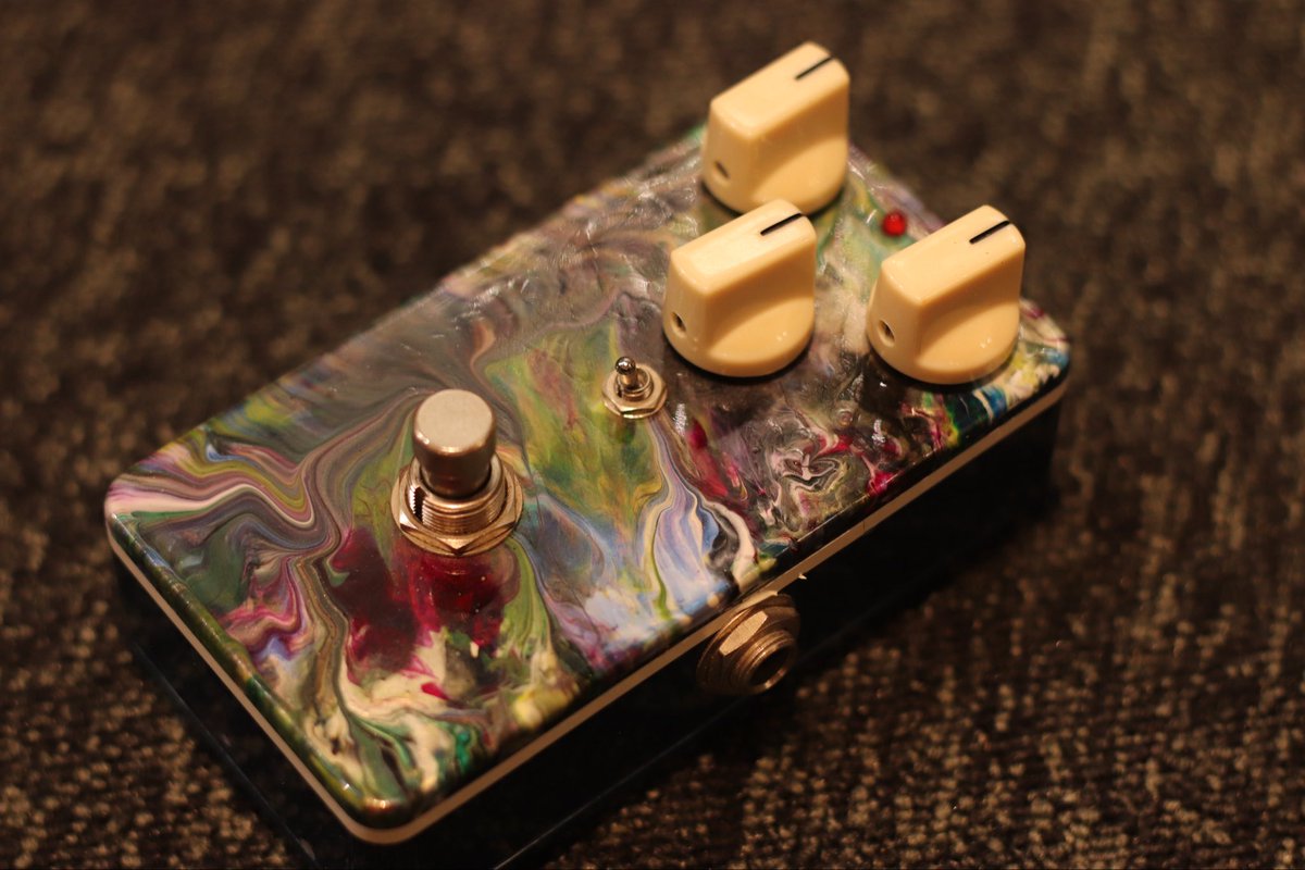 shu_ot's tweet photo. ヴィンテージRATの骨格を、究極の解像度へと昇華したジョン・ランドグラフの名作「Distortion Box」シリアル#27（2009年製）のUSED品。八戸店とデジマートにて110,000円税込にて販売中で御座います💁‍♂️

衝撃的なサウンドでした‼️ご興味がある方は是非試奏にいらして下さいませ。

お知らせ
当店では『楽器や機材の買取り』『楽器の委託販売の依頼』を常時受付中で御座います。

『思い入れのある楽器達を大切に扱って欲しい』『出来るだけ高額で販売したい』そんな方は是非当店へご相談頂けますと幸いです。

また『壊れている弦楽器』『経年でサビや埃を被っている楽器』も遠慮無くそのままお持ち下さいませ。

この機材について
『Dynamic OverDrive』 の生産数と比べて『Distortion Box』 はジョン•ランドグラフ氏のご存命期間を通じても数百台程度しか世に出なかった希少なモデルといえます。シリアル#27という番号はモデル発表直後の最も純度の高い設計思想を体現した一台とも言えます。

この期の個体の裏蓋には、ジョン・ランドグラフ氏と製作を支えた妻ローズ氏による連名サインが直筆で入っております。

本機はディストーションですが シングルコイル/P90/ハムバッカーを問わず幅広いジャンルの音楽でプロアーティストに愛用されています。

Distortion Boxは『ヴィンテージRAT』の基本回路をベースに構築されています。

本来RATの回路はオペアンプには『LM308N』が採用されています。

このICのスルーレート（信号の立ち上がり速度）は 0.3V/μs（マイクロセック） 程度です。これは反応が遅いと良い意味で評価されています。

入力されたギター信号の急激な変化（アタック）に回路が追いつかず、高域が自然に削られ、音が「潰れる」ような独特のコンプレッション感と粘りを生みます。これがヴィンテージRAT特有の「図太く、少し濁った」サウンドの核となっております。

それに対してジョン•ランドグラフ氏はあえて真逆の特性を持つハイファイ・オーディオ向きなオペアンプ「JRC 5532」を採用しました。

JRC 5532のスルーレートは 9V/μs 程度あります。比較するとLM308Nに比べて、単純計算で約30倍ものスピードで信号を処理します。そしてこのオペアンプの特性を活かす各パーツ定数に再設計されています。

信号の立ち上がりが非常に速いため、ピッキングの瞬間のアタックを逃さず、深く歪ませても音が塊にならずに綺麗に分離。また各帯域の音痩せを最小限に抑えアンサンブルの中で存在感があるサウンドになります。

センターはRAT同様に『フィルター』となっておりますが、高速IC下では扱い方が全く異なります。また不自然に音が削られるようなフィルター感は皆無です。

LOW GAIN時は右側にMAXに回し切ります。※アンプのレゾナンスは0がオススメ。レゾナンスが無いアンプは若干BASSを下げます。

LOW GAIN時は原音とほぼ同じサウンドになります。GAINを上げると共に通常は音がこもりますが高速IC下では逆です。GAIN UPと共に奇数倍音が強調されどんどん高域が強調されますのでお好みでフィルターを左に回し高域を調整します。

3モード・クリッピング（シリコン/ノンクリップ/LED）を搭載、切り替えが可能です。

シリコン•モード
本家と同じシリコン•ダイオード対称クリッピングです。歪みの目が細かく1番柔らかく感じるモードです。

LEDモード
Marshall ガバナーやブルースブレーカー、またTurbo RAT同様に内部に搭載されたLEDの程良いヘッドルームの広さを活かした心地良いバイト感となっています。

ノン•クリッピング•モード
クリッピング素子を通さないため、回路が許容できる音の幅（ヘッドルーム）が最大になりピッキングの強弱が100%音に反映されます。高速ICが最も活かされるモードとも言えます。

またゲインのポットは10段階のクリック式になっているのも本機の特徴です。

オーバードライブ＝余り歪まない
ディストーション＝良く歪む
という区別をしているユーザーも多いと聞きます。ジョン・ランドグラフ氏はディストーション回路独自の『奇数倍音特性』を最大限に活かせる設計を行いローゲインからハイゲインまで幅広い音作りが可能です。

自然なクランチサウンドからエッジの効いたパッキングサウンド、そしてメローなソロサウンドまで自由自在です。

動作確認をマンガン電池とDCで確認致しました。全て問題なく動作しています。ハンドメイドならではの塗装面の若干のムラや使用感、また塗装のチップが数カ所あります。大きなダメージはありません。ゴム足が1部欠損していたので他のゴム足で代用、使用上問題はありません。※写真参照

本体と化粧箱、各ステッカー類が付属致します。