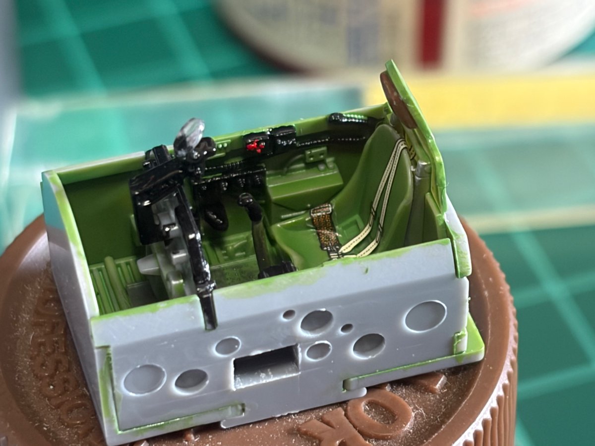 1/72マスタング製作中〜
張り線を仕込みあんどコクピット
コクピットはおおまかにやりました