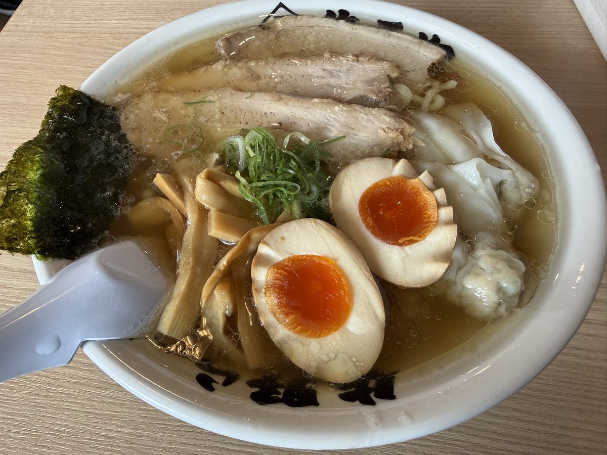 orisyasu's tweet photo. 宇都宮市の佐野ラーメン佐三次さんへ
トロトロチャーシュー、モチモチ麺、あっさりだけどコクが有るスープ！でか？餃子！ご馳走様でした
 #宇都宮 
 #佐野ラーメン 
 #宇都宮餃子
  #佐三次 https://t.co/WsMrMIJPEc