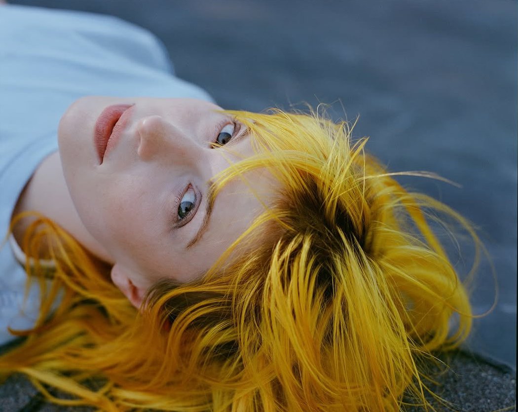 paramorebr's tweet photo. 🟡 "Sempre ouvi que as pessoas têm medo do amarelo, não só no cabelo, mas até nas roupas. Eu, na verdade, acho que é uma das cores mais bonitas e universais." - Hayley sobre a cor amarela, em nova zine do merch oficial. (Compartilhado por @misguidedghvst) https://t.co/ozUGkHt9pV