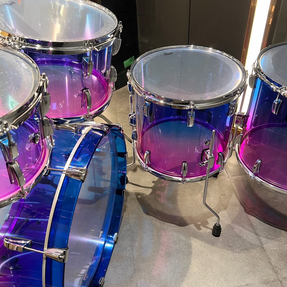 【Pearl / 入荷しました！】
パール楽器80周年モデルとして限定フィニッシュのCRYSTAL BEATの多点ドラムセットが店頭入荷です🔮
パキッと特徴のあるアクリルシェルで、天候に左右されにくいサウンド、そしてなんといってものこの美しいフェードカラー！
1セット限りです🔥

ikebe-gakki.com/Form/Product/P…