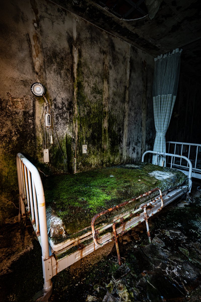 kou_urbex's tweet photo. 近畿の山奥に存在する有名な廃病院
何故かこの一室だけ腐敗していた… https://t.co/TcBMZ2tzFr