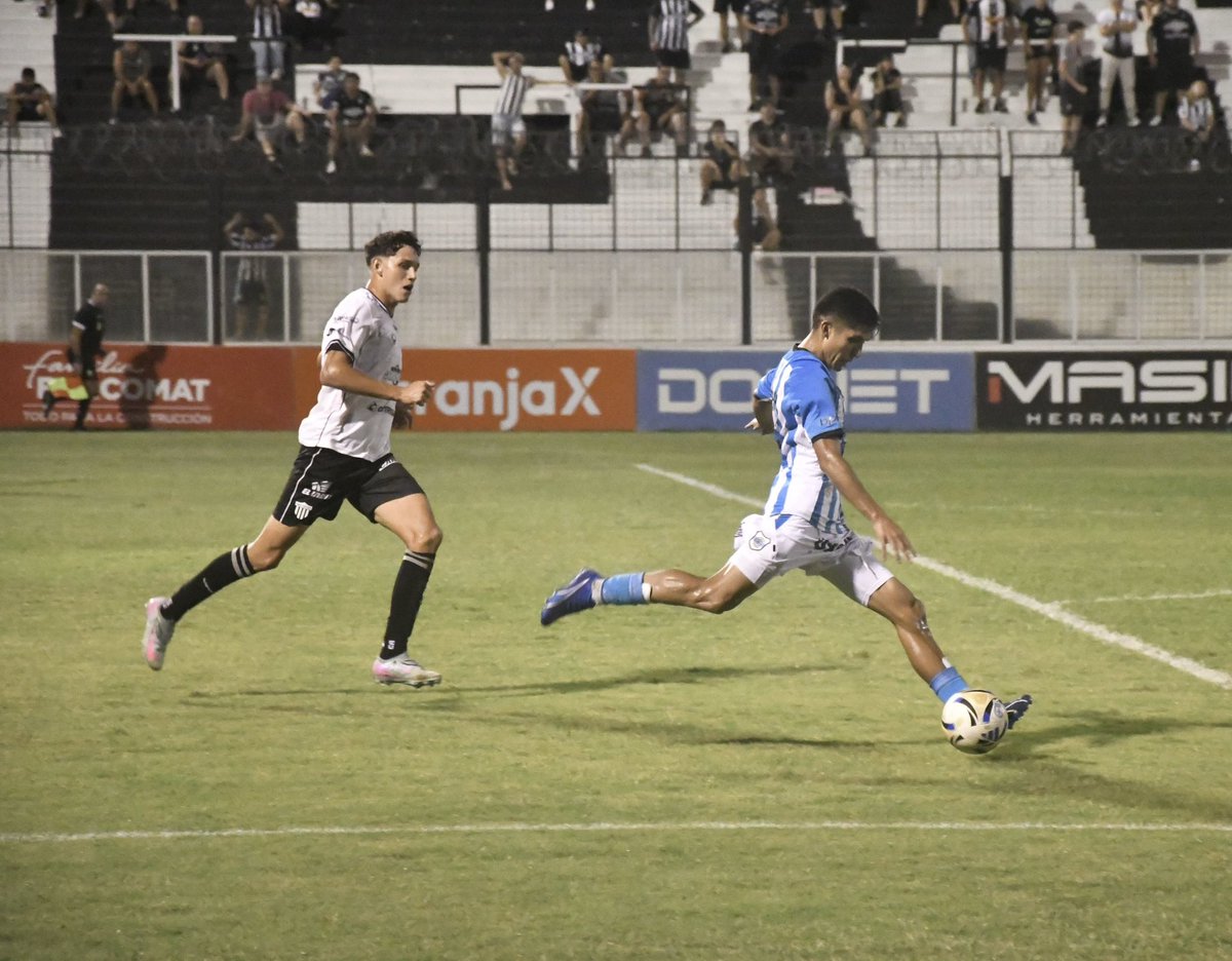 OficialGyEJujuy's tweet image. 🔵⚪️ #PrimeraNacional

¡FINAAAAAAL DEL PARTIDOOOOOOOO! 🔚

¡GANOOOOOOOOOÓ EL LOBOOOOOOO!🐺💪🏻

#ChacoForEver 1️⃣🆚2️⃣ #GyEJujuy

⚽️ David Gallardo y Delfor Minervino

#DaleLobo🐺⚪️🔵