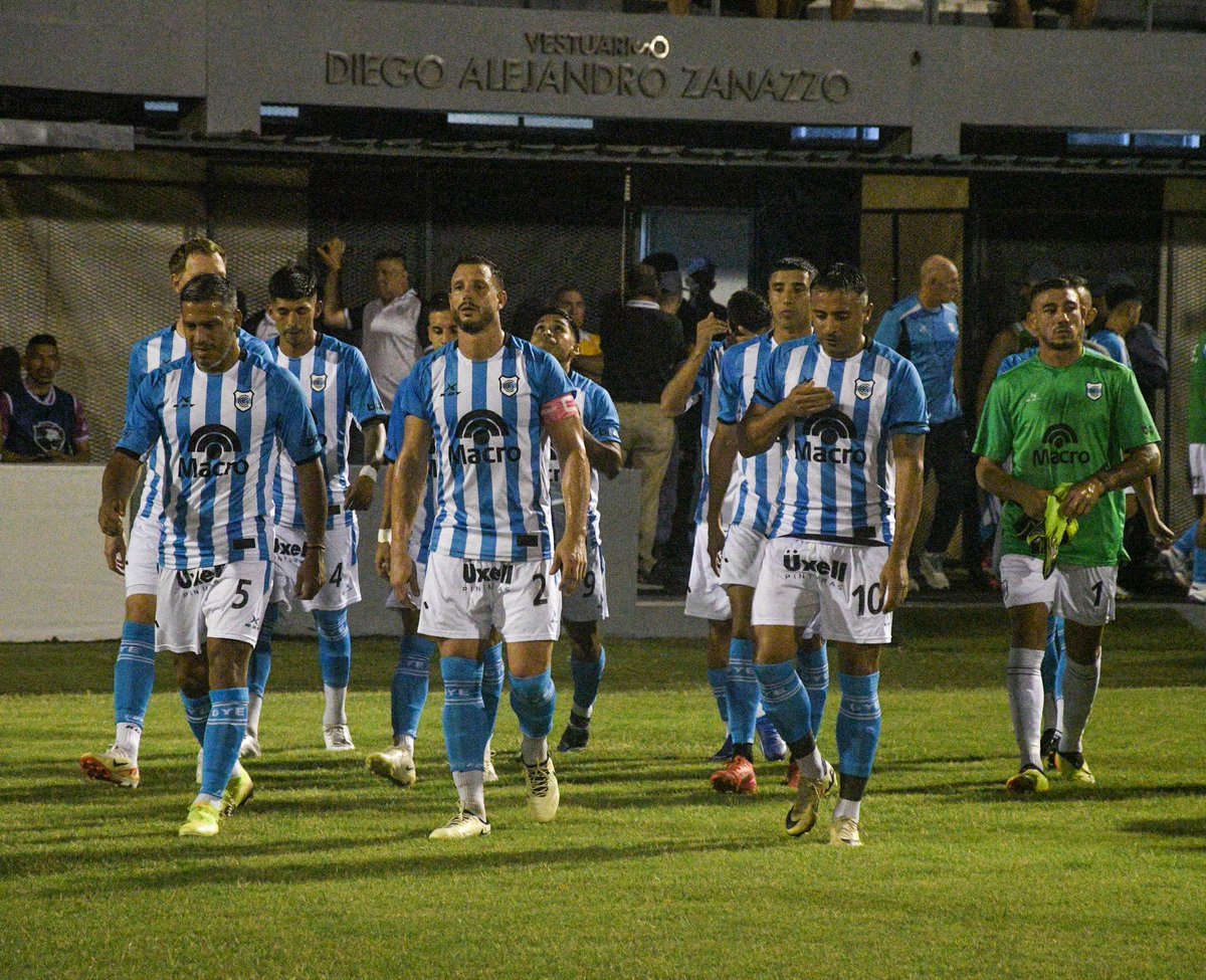 OficialGyEJujuy's tweet image. 🔵⚪️ #PrimeraNacional

¡FINAAAAAAL DEL PARTIDOOOOOOOO! 🔚

¡GANOOOOOOOOOÓ EL LOBOOOOOOO!🐺💪🏻

#ChacoForEver 1️⃣🆚2️⃣ #GyEJujuy

⚽️ David Gallardo y Delfor Minervino

#DaleLobo🐺⚪️🔵