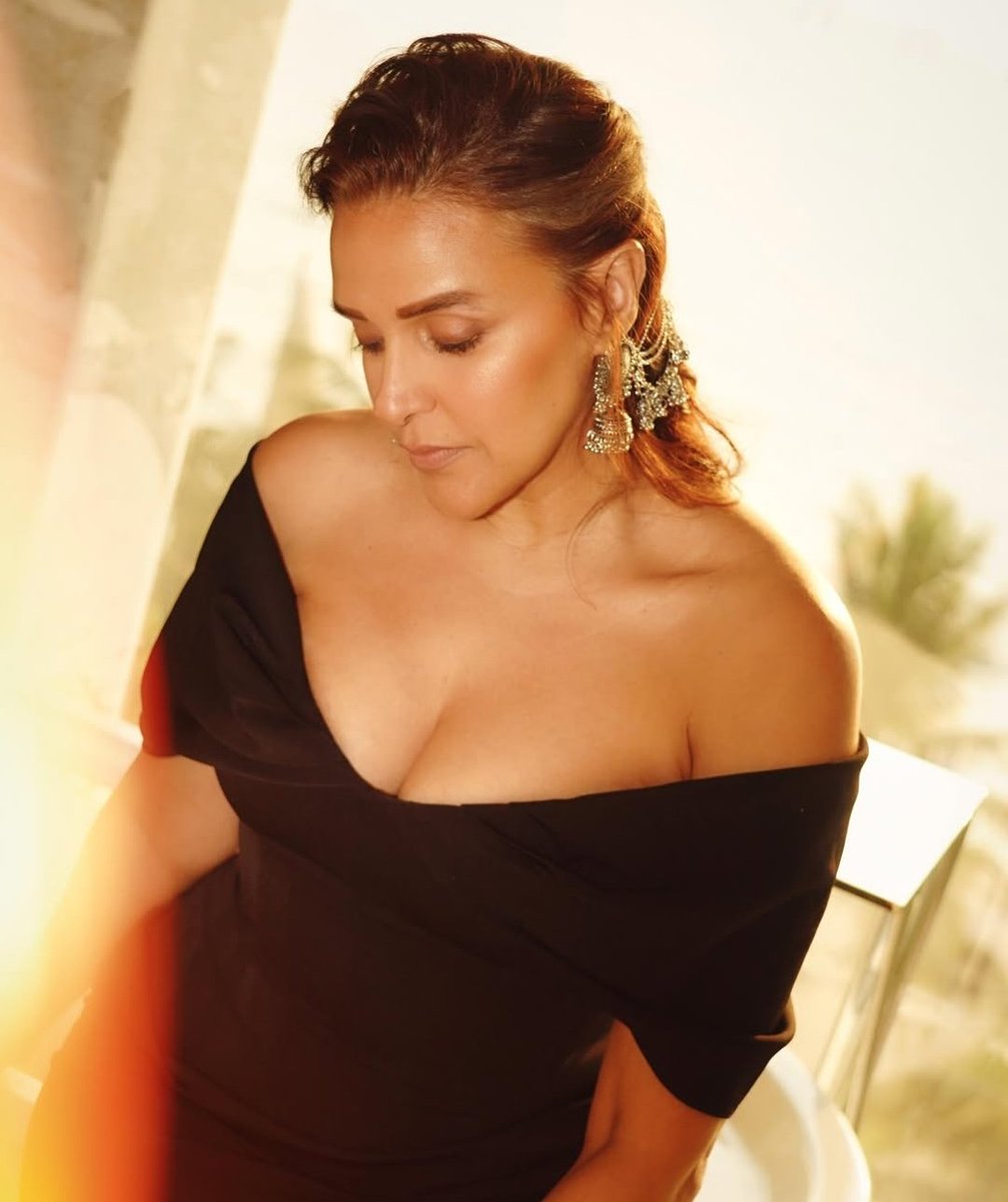 CircleBollywood's tweet image. That off-shoulder black look, statement earrings, and pure confidence — absolutely stunning! 😍
When style meets attitude, magic happens 💫
#NehaDhupia #BoldAndBeautiful #StyleIcon #GlamLook