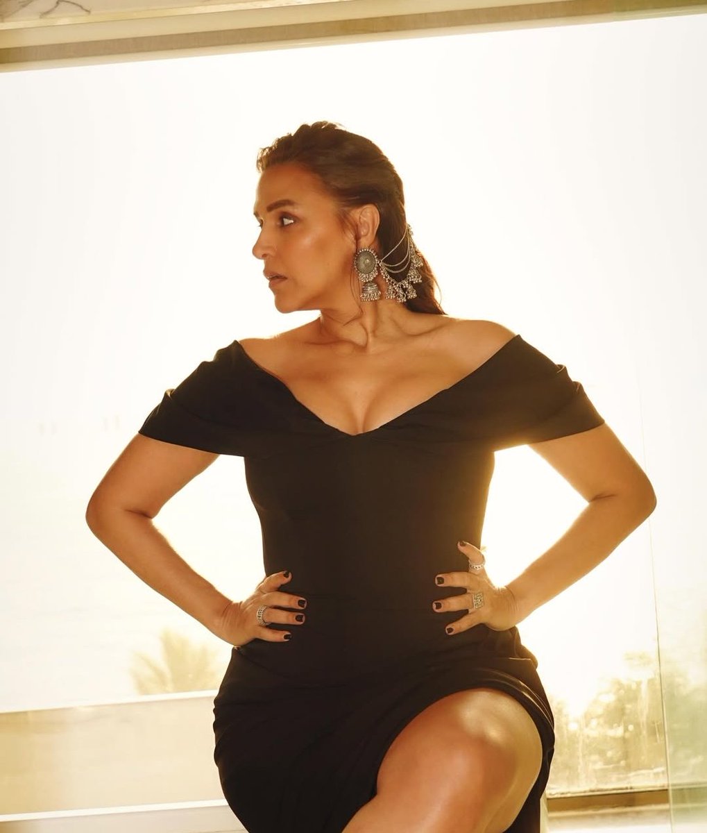CircleBollywood's tweet image. That off-shoulder black look, statement earrings, and pure confidence — absolutely stunning! 😍
When style meets attitude, magic happens 💫
#NehaDhupia #BoldAndBeautiful #StyleIcon #GlamLook