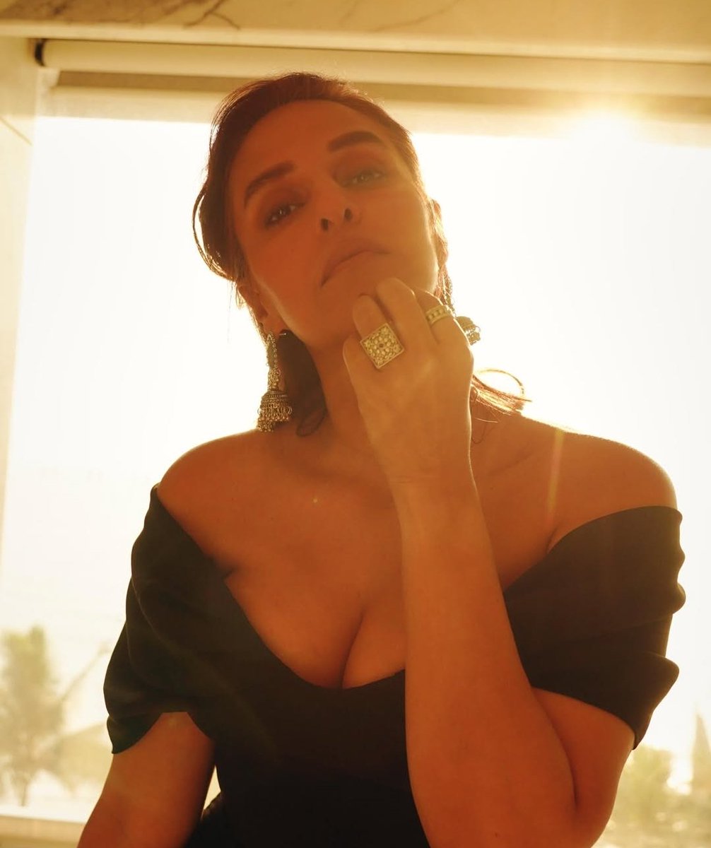 CircleBollywood's tweet image. That off-shoulder black look, statement earrings, and pure confidence — absolutely stunning! 😍
When style meets attitude, magic happens 💫
#NehaDhupia #BoldAndBeautiful #StyleIcon #GlamLook