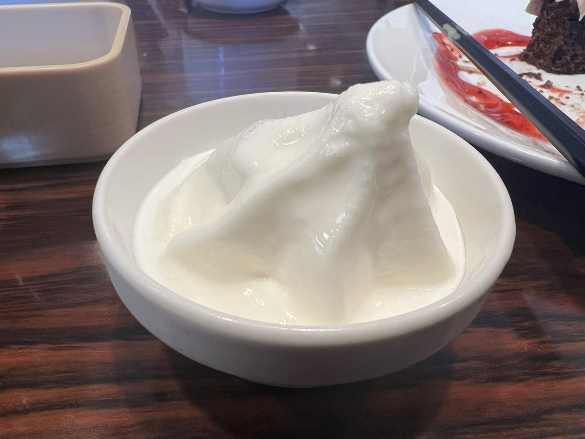 Chs_zzZ's tweet photo. ガストさんでこれ(1枚目)美味しそう🤤
って食後のデザートボタン押して約30分くらいで｢お待たせしました｣もなく来た実物がこちら(2枚目3枚目)
一緒に頼んだソフトクリームもほぼ溶けてる状態で結構残念だった…
20分くらい放置されてたんかな…忙しいのはわかりますけどもちょっと悲しすぎたよ🥲 https://t.co/y3sRIPaqBy