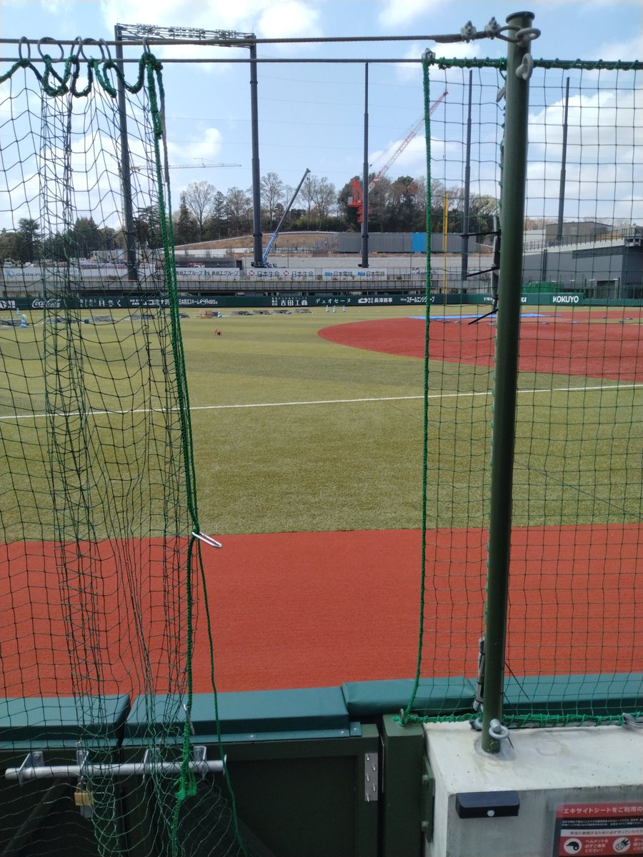 hachiware1111's tweet photo. ジャイアンツタウン　スタジアム

ジャイアンツ球場はとてもキレイでした
コンコースには無料の本棚もあり

当然のごとく巨人の星と原監督の本

野球観戦なら選手も近いし楽しめる球場だね

タイミングが合えば見に行きたいですね

フリマの話？お察しくださいませ

１枚目の画像が全て https://t.co/gdKpffewAJ