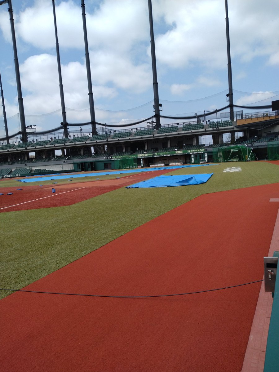 hachiware1111's tweet photo. ジャイアンツタウン　スタジアム

ジャイアンツ球場はとてもキレイでした
コンコースには無料の本棚もあり

当然のごとく巨人の星と原監督の本

野球観戦なら選手も近いし楽しめる球場だね

タイミングが合えば見に行きたいですね

フリマの話？お察しくださいませ

１枚目の画像が全て https://t.co/gdKpffewAJ