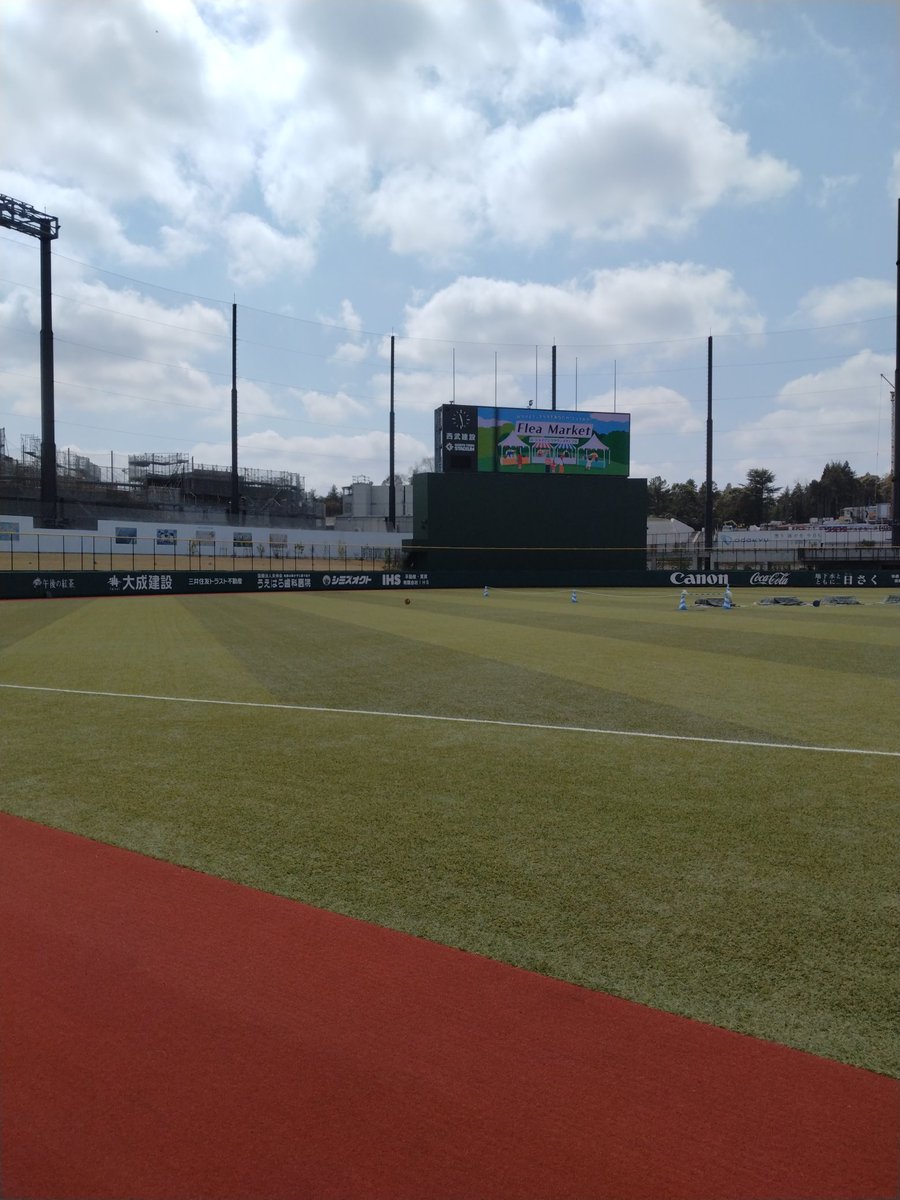 hachiware1111's tweet photo. ジャイアンツタウン　スタジアム

ジャイアンツ球場はとてもキレイでした
コンコースには無料の本棚もあり

当然のごとく巨人の星と原監督の本

野球観戦なら選手も近いし楽しめる球場だね

タイミングが合えば見に行きたいですね

フリマの話？お察しくださいませ

１枚目の画像が全て https://t.co/gdKpffewAJ
