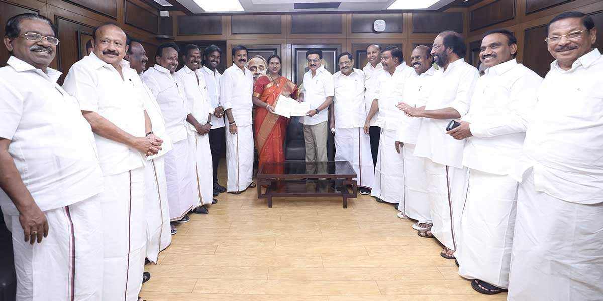 abravi1's tweet image. Stalin Caught Between A Recalcitrant Cong And Stubborn DMDK’s Premalatha

@ShortpostIn @simkilll 

#AuthenticGossip #DMDK #MKStalin #Premalatha #ShortPost #TRBaalu #TamilNadu #Congress

shortpost.in/stalin-caught-…