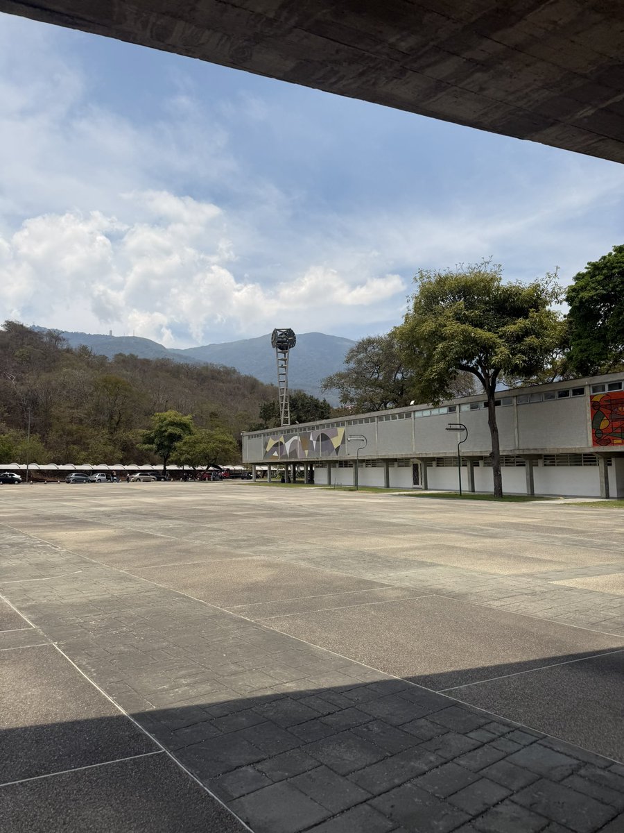 valeriapestano3's tweet photo. La casa que vence la sombra Ucv🤍
Suéltame el brazo… https://t.co/cwInSuNov9