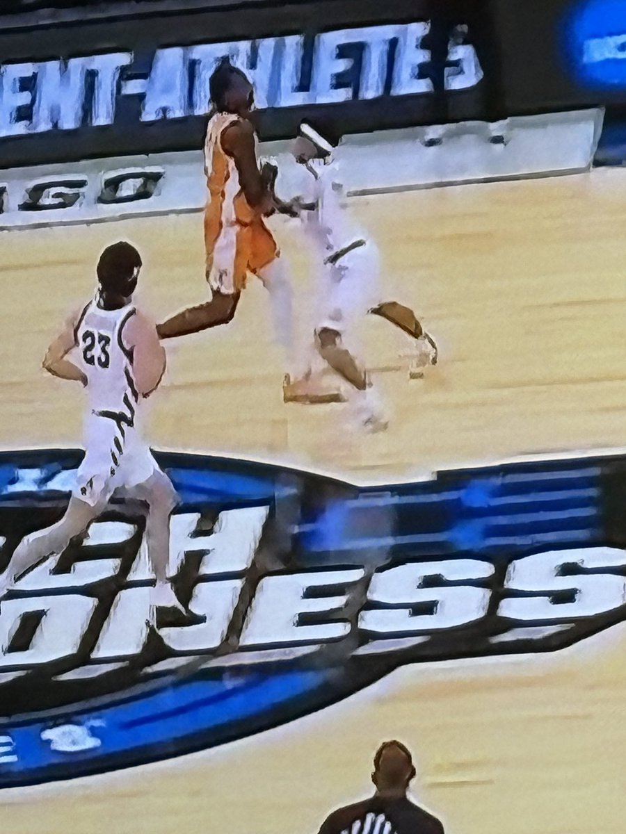 SteelerVol4Life's tweet photo. How is this a charge if the defensive player initiates the contact? #Vols https://t.co/JPmvYnHO3i