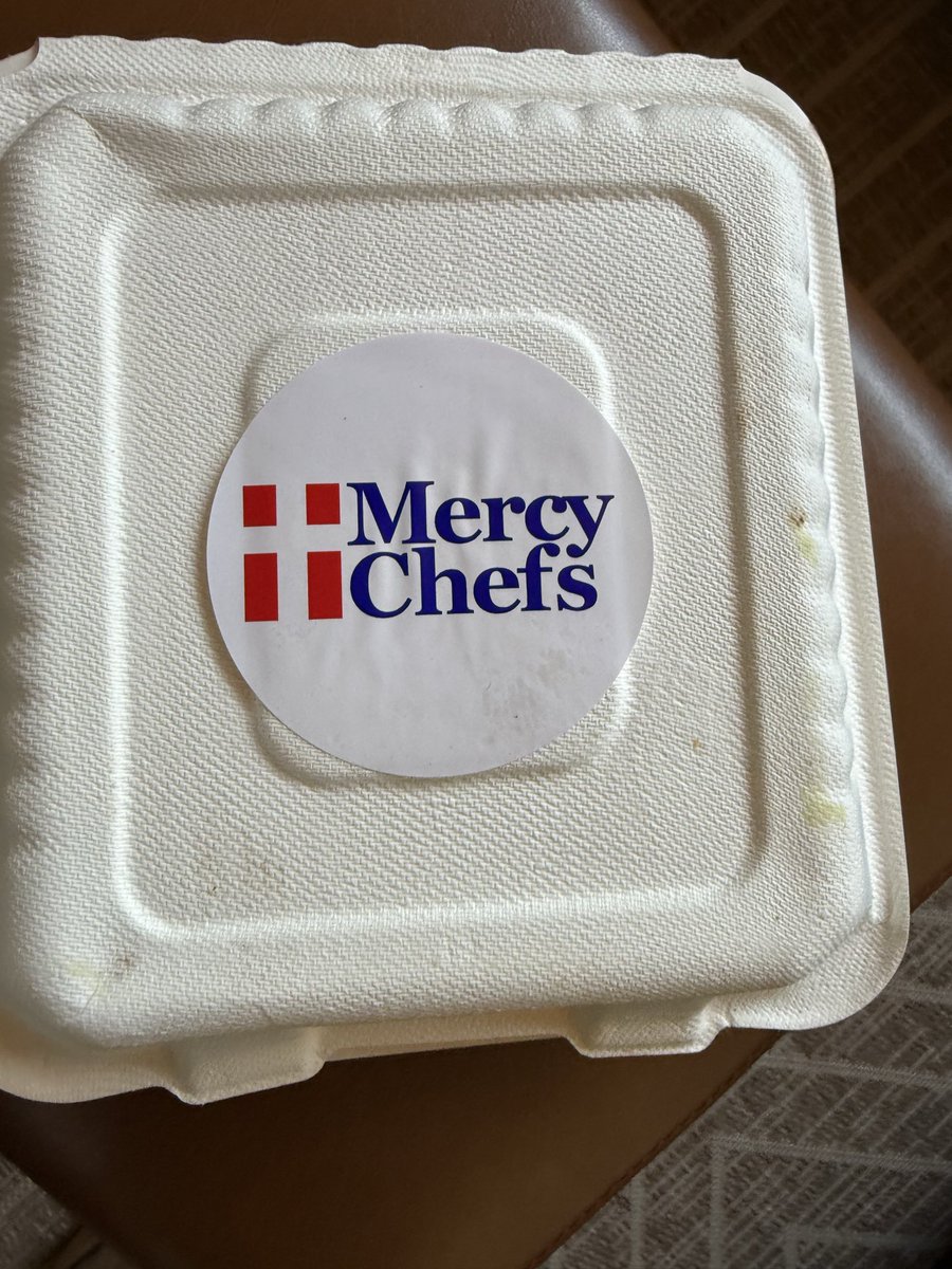 SMorrison723's tweet photo. @HawaiiNewsNow I can confirm they have been serving in Haliewa and the food is delicious! Much mahalo @MercyChefs https://t.co/BdyOdBKThQ