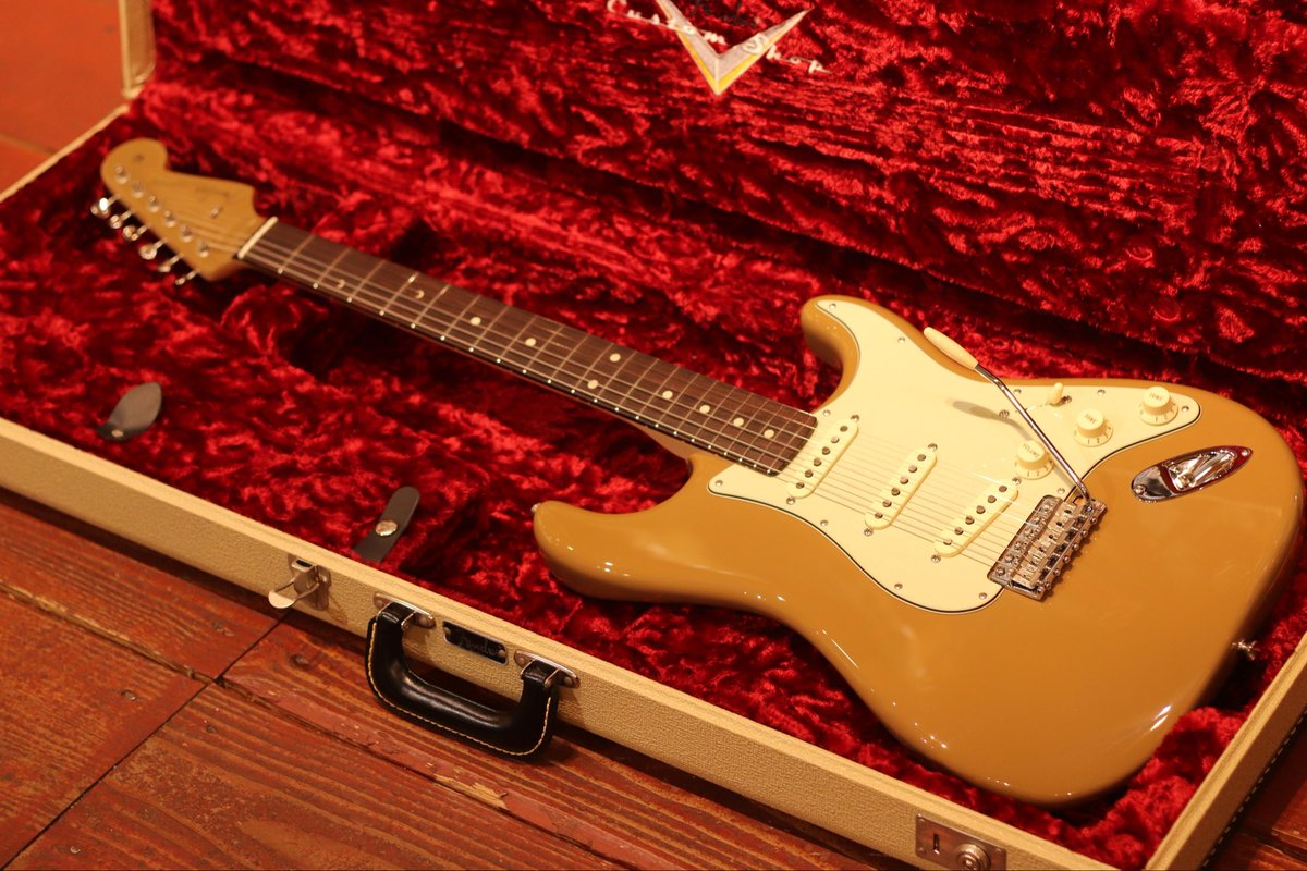 shu_ot's tweet photo. 限定200本の『銀煤竹』Fender Custom Shop Charizma (カリズマ Char Signature Stratocaster 2012)のデッドストック品(未使用)が現れました！八戸店とデジマート店で495,000円税込にて販売中で御座います🙇‍♂️

お知らせ
当店では『楽器や機材の買取り』『楽器の委託販売の依頼』を常時受付中で御座います。

『思い入れのある楽器達を大切に扱って欲しい』『出来るだけ高額で販売したい』そんな方は是非当店へご相談頂けますと幸いです。

また『壊れている弦楽器』『経年でサビや埃を被っている楽器』も遠慮無くそのままお持ち下さいませ。

この楽器について
2011年の12月頃から200本限定で販売されたCharizma (Char Signature Stratocaster )の未使用品が奇跡的に入荷致しました。シリアル「CHAR10※」2012年に製作された個体です。

傷などの状態
未使用品なので非常に綺麗です。ピックガードとバックパネルの保護シールも先程剥がしました。極薄のニトロセルロースラッカーな為、光を当てると細かい傷(バフ目)は無数にありますが、コレは出荷時からのものだと推測出来ます。

またバック面に一箇所、小さな塗装の凹凸が確認出来ました。こちらも出荷時からあったものだと考えています。

センター2Pアルダーです。塗装が薄いので繋ぎ目が僅かに目痩せしています。※こちらも光を当てないとわからない程度で今後も問題ありません。

楽器としての状態
ネックストレート、トラスロッドの可動域には充分な余裕があります。未使用品なのでフレットの減りはありません。弦高は09-42ゲージ、トレモロユニットを2mm程フローティングした状態で6弦2.0mm 1弦1.5mm(12f) と、ご本人のセッティングに近くなっています。

純正ハードケース、認定証（Char氏、Mike Eldred氏サイン入り）各ノベルティが付属致します。

日本のロック史を象徴するギタリスト、Charのキャリア35周年を記念して製作されたこのモデルは、フェンダー・カスタムショップの熟練した職人チームによって作り上げられた至高の一本です。

日本の伝統色である「銀煤竹（ぎんすすだけ）」を採用したマッチングヘッド仕様のボディにあります。これはChar氏が愛用する1959年製ストラトキャスターのバーガンディ・ミストが経年変化した絶妙な色合いを再現したものです。

指板の3フレットと5フレットには、こだわりを象徴する「三日月」型のインレイが施され、ネックプレートには竹中家の家紋が刻印されるなど、細部に至るまで拘りが感じられます。

マスタービルダーのポール・ウォーラーが設計した専用のハンドワウンド・ピックアップを搭載し、ヴィンテージの質感と現代的な演奏性を兼ね備えた、世界200本限定の極めて希少なストラトキャスターです。