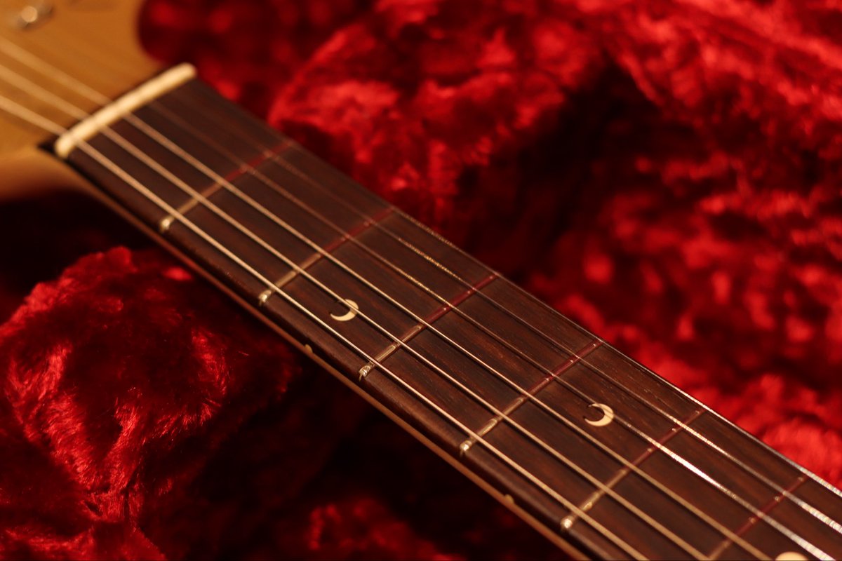 shu_ot's tweet photo. 限定200本の『銀煤竹』Fender Custom Shop Charizma (カリズマ Char Signature Stratocaster 2012)のデッドストック品(未使用)が現れました！八戸店とデジマート店で495,000円税込にて販売中で御座います🙇‍♂️

お知らせ
当店では『楽器や機材の買取り』『楽器の委託販売の依頼』を常時受付中で御座います。

『思い入れのある楽器達を大切に扱って欲しい』『出来るだけ高額で販売したい』そんな方は是非当店へご相談頂けますと幸いです。

また『壊れている弦楽器』『経年でサビや埃を被っている楽器』も遠慮無くそのままお持ち下さいませ。

この楽器について
2011年の12月頃から200本限定で販売されたCharizma (Char Signature Stratocaster )の未使用品が奇跡的に入荷致しました。シリアル「CHAR10※」2012年に製作された個体です。

傷などの状態
未使用品なので非常に綺麗です。ピックガードとバックパネルの保護シールも先程剥がしました。極薄のニトロセルロースラッカーな為、光を当てると細かい傷(バフ目)は無数にありますが、コレは出荷時からのものだと推測出来ます。

またバック面に一箇所、小さな塗装の凹凸が確認出来ました。こちらも出荷時からあったものだと考えています。

センター2Pアルダーです。塗装が薄いので繋ぎ目が僅かに目痩せしています。※こちらも光を当てないとわからない程度で今後も問題ありません。

楽器としての状態
ネックストレート、トラスロッドの可動域には充分な余裕があります。未使用品なのでフレットの減りはありません。弦高は09-42ゲージ、トレモロユニットを2mm程フローティングした状態で6弦2.0mm 1弦1.5mm(12f) と、ご本人のセッティングに近くなっています。

純正ハードケース、認定証（Char氏、Mike Eldred氏サイン入り）各ノベルティが付属致します。

日本のロック史を象徴するギタリスト、Charのキャリア35周年を記念して製作されたこのモデルは、フェンダー・カスタムショップの熟練した職人チームによって作り上げられた至高の一本です。

日本の伝統色である「銀煤竹（ぎんすすだけ）」を採用したマッチングヘッド仕様のボディにあります。これはChar氏が愛用する1959年製ストラトキャスターのバーガンディ・ミストが経年変化した絶妙な色合いを再現したものです。

指板の3フレットと5フレットには、こだわりを象徴する「三日月」型のインレイが施され、ネックプレートには竹中家の家紋が刻印されるなど、細部に至るまで拘りが感じられます。

マスタービルダーのポール・ウォーラーが設計した専用のハンドワウンド・ピックアップを搭載し、ヴィンテージの質感と現代的な演奏性を兼ね備えた、世界200本限定の極めて希少なストラトキャスターです。