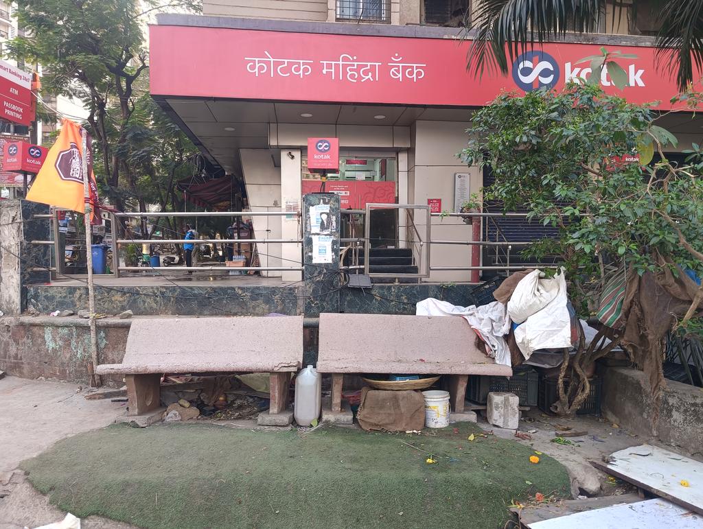 anand010179's tweet photo. R/S ward Kandivali East Lokhandwala कोटक महिंद्रा बँक समोर पुष्कर ॲकॉर्ड बिल्डिंग लोखंडवाला सर्कल ला *ज्येष्ठ नागरिकांच्या करीता सिमेंटचे बाकडे आहेत.* त्याच्याखाली भाजीवाला आणि कचरा केलेला आहे तो कृपया बिएमसी कडून साफसफाई करून देण्यात यावा ही विनंती.@mybmc @mybmcWardRS https://t.co/1Hy7LbZsEQ