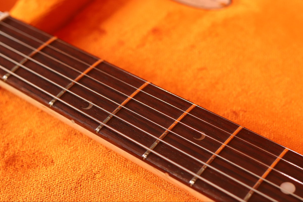 shu_ot's tweet photo. 「御召茶（おめしちゃ）」 200本限定！Fender Custom Shop『Free Spirits (Char Signature Mustang) 』のDead Stock(未使用品)が入庫、八戸店とデジマート店にて396,000円税込にて販売中で御座います💁‍♂️

お知らせ
当店では『楽器や機材の買取り』『楽器の委託販売の依頼』を常時受付中で御座います。

『思い入れのある楽器達を大切に扱って欲しい』『出来るだけ高額で販売したい』そんな方は是非当店へご相談頂けますと幸いです。

また『壊れている弦楽器』『経年でサビや埃を被っている楽器』も遠慮無くそのままお持ち下さいませ。

Free Spirits について
厳選された極上のマテリアルで製作された Char氏がデザインする究極のムスタング『Free Spirits』の中古未使用品が奇跡的に入荷致しました。極上2Pアルダーに加えネック材は希少なクォーターソーン・メイプル(柾目)となっており更に程良くトラ目が入っています。

画期的な「FREE SPIRITS スイッチング」システムを搭載。2つのスライドスイッチの組み合わせにより、通常の「フロント/リア/並列ミックス（正相・逆相）」に加え、2基のシングルコイルを直列に接続する「擬似ハムバッカー（シリーズ）モード」を含む計5通りの多彩なサウンドバリエーションが可能でございます。

また、ブリッジをあえて逆向きに設置する「フリップ・インターチェンジブル・ブリッジ」を採用しています。

傷などの状態
デッドストック品なので非常に綺麗な状態です。ピックガードの保護フィルムは先程剥がしました。極薄のニトロセルロースラッカーを採用し出荷時の時点で既に光を当てると細かい「バフ目」が無数に入っております。いわゆるカスタムショップ「NEW OLD STOCK」独自の反射し過ぎない絶妙な光沢具合となっております。

楽器としての状態
ネックはストレート、トラスロッドの可動域には充分な余裕が御座います。フレットの減りは未使用品なので御座いません。弦高は12フレット上で6弦2.0mm 1弦1.5mm となっております。大変弾きやすい最高なコンディションで御座います。

純正ハードケース、認定証（Char氏、Mike Eldred氏サイン入り•フォト）各ノベルティが付属致します。

Char氏のデビュー35周年プロジェクトの集大成として製作された、世界200本限定の究極のムスタングです。Char氏の愛機である1964年製ムスタングのダフネ・ブルーが経年変化した渋みのある色合いを、日本の伝統色「御召茶（おめしちゃ）」で再現。

マッチングヘッド仕様。カスタムショップならではのNOS（New Old Stock）仕上げにより、しっとりとした光沢を放ちます。厳選されたクォーターソーン・メイプルネックや、専用のハンドワウンド・ピックアップなど、ヴィンテージへの敬意と現代的な機能美が融合した、プレイヤー・コレクター双方にとって究極の一本と言えるモデルです。