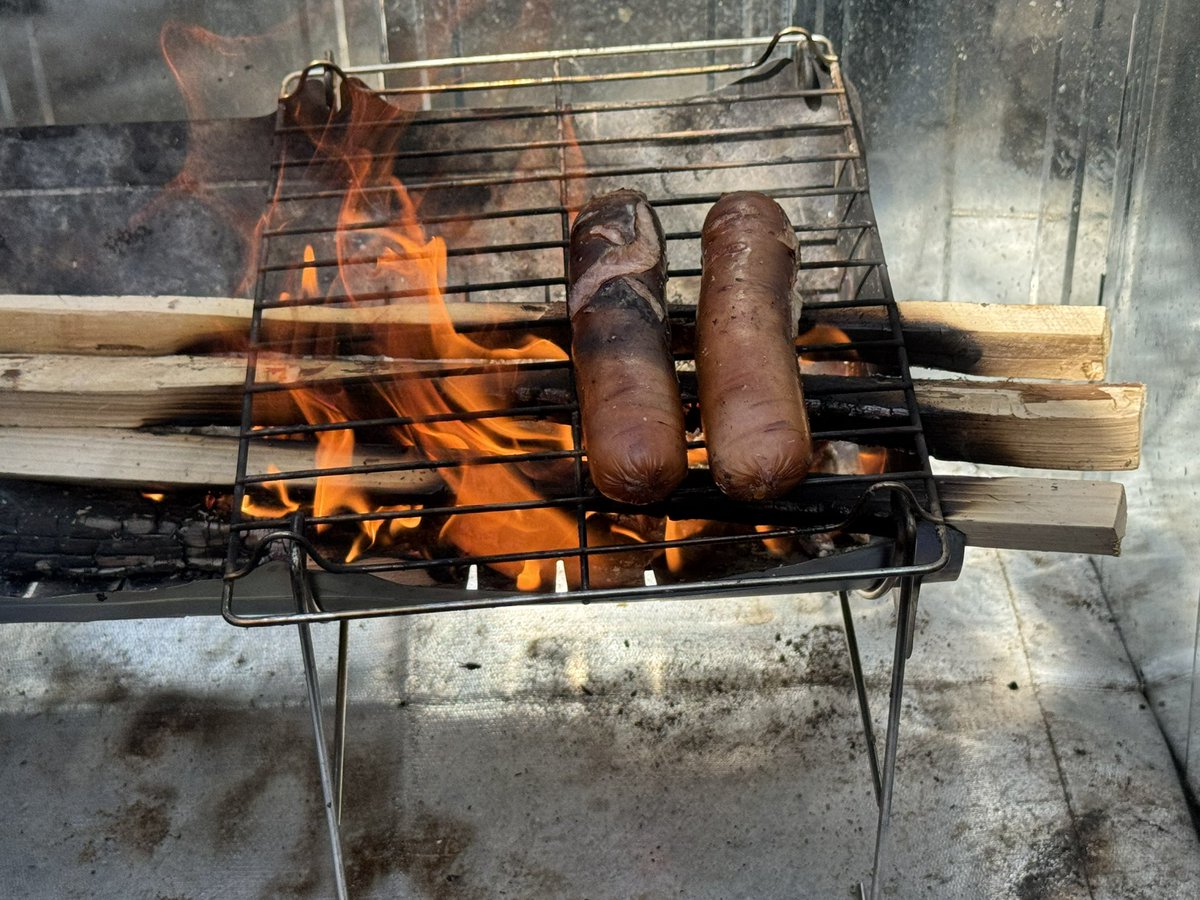 harinezumi2yan's tweet image. キャンプで一杯ってのも最高なんですよ。
おつまみはジョンソンヴィル。
#外飯
#ビール
#キャンプ
#ジョンソンヴィル