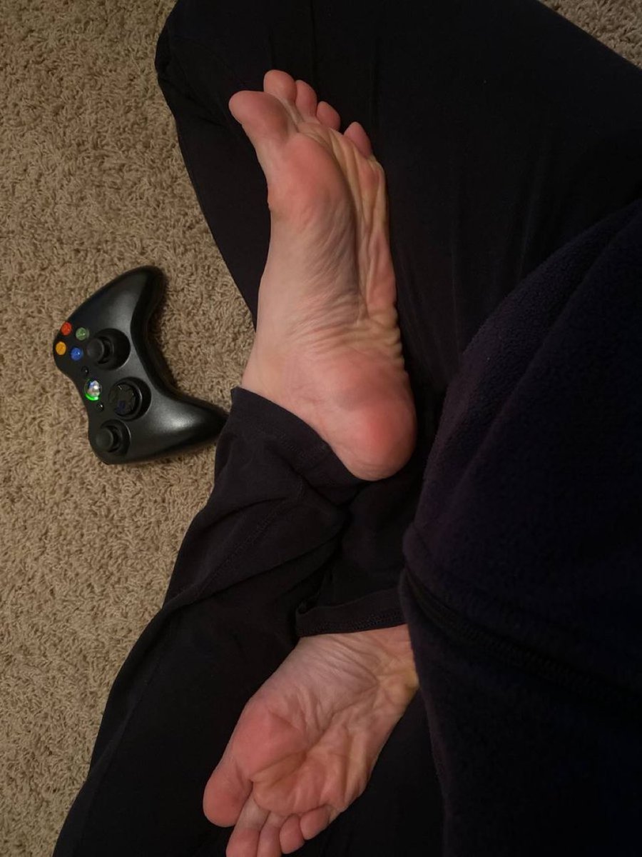 FeetFinder.com tweet media