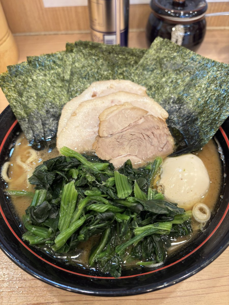 f__tdys's tweet photo. 今日のlunchは綱島に店舗を構える
家系ラーメン（武蔵家）さんに
初訪問です。
味はマイルドな濃いめのスープ
バランスがとても良くライス🍚が欲しく
なる最高のスープでやはり武蔵家さんは
最高に美味いなぁ〜😋😋😋✨
リピート確定です。
ご馳走様でした。 https://t.co/J9acg9rW0D