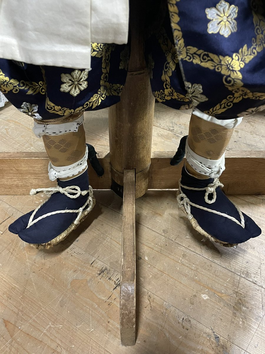 3710MA2's tweet photo. 「よっしゃでき…うわぁぁぁあ！」歓喜が直後に嘆きに変わりました。完成したと思ったらやり直し。
人間の構造的に大きな間違いがあります。それはどこでしょう？
#淡路人形座
#awajiningyoza
#人形拵え
#PuppetMaking
#右足左足が逆 https://t.co/s9cO0k0uWW