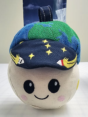 dcordovaok's tweet image. #ArtemisII ya tiene indicador de gravedad cero, fue presentado hoy por los astronautas. Se trata de #Rise un peluche de una luna sonriente con gorra de béisbol adornada con la Tierra, comenzará a flotar cuando alcancen la órbita, lo que indicará el inicio exitoso de su viaje.